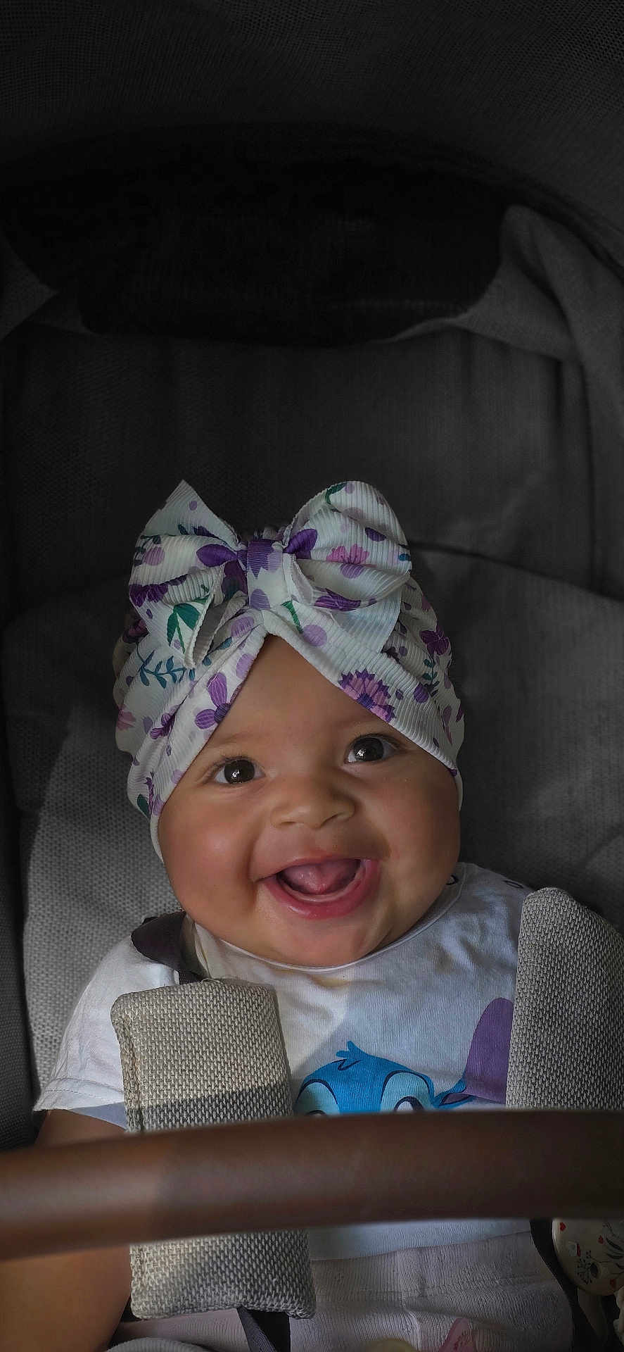 Rawane a rejoint le concours — aidez-le/la à gagner de superbes lots ! baby, smiling, child, headwear, bow, car_seat, seatbelt, happy, infant, clothing, portrait, cute, indoor, closeup, toddler, fabric, face, person, seat, sitting
