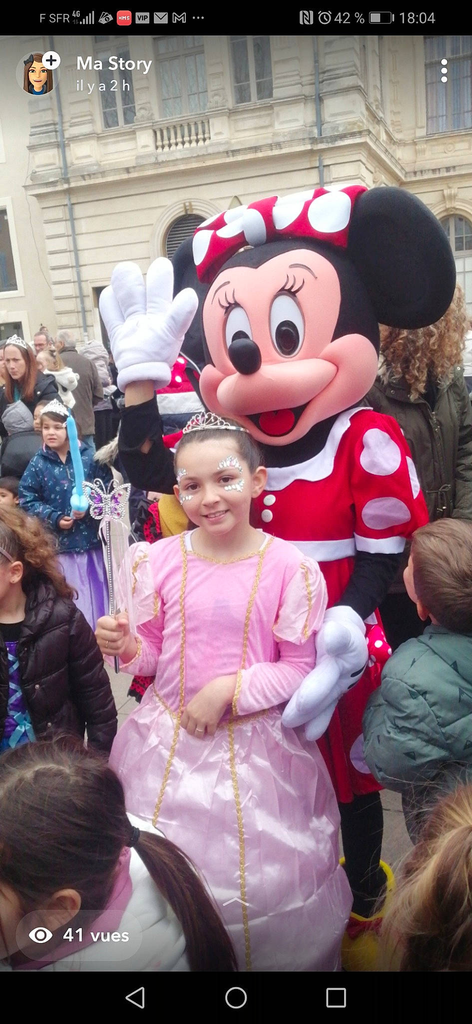 Kassy-joy a rejoint le concours — aidez-le/la à gagner de superbes lots ! child, costume, crowd, event, festival, fun, fur, happy, hat, head, headwear, holiday, joy, leisure, mascot, outerwear, person, pink, public_event, recreation