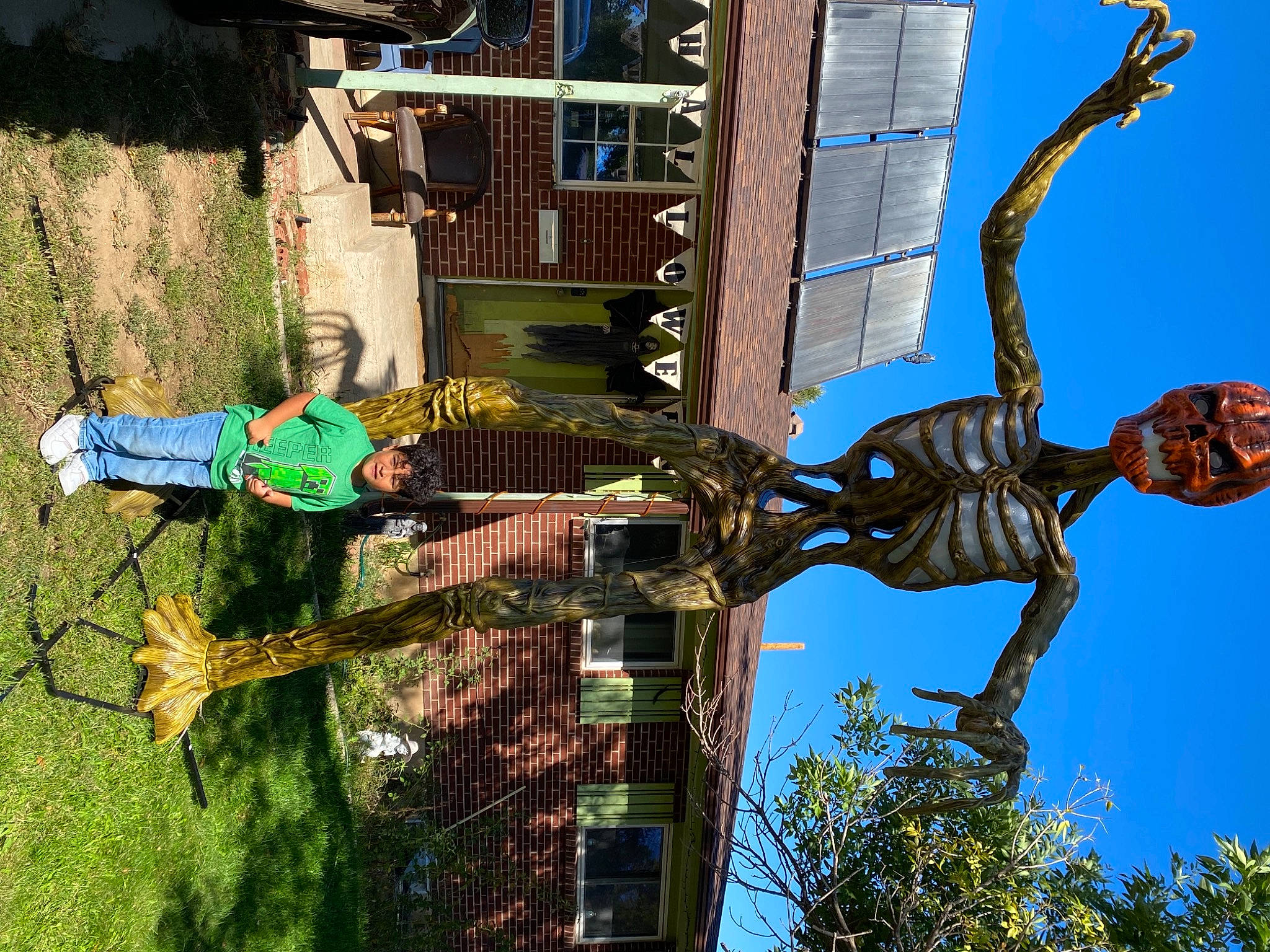 Lionel is registered to the contest to win money with this photo: adventure, art, biome, building, human_settlement, landscape, leisure, line, monument, palm_tree, person, plant, pole, sculpture, sky, statue, tree, trunk, window, wood