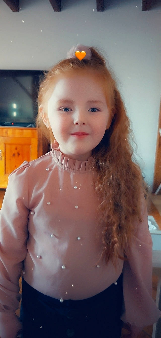 Léana a rejoint le concours — aidez-le/la à gagner de superbes lots ! blond, cheek, chest, chin, electric_blue, hair, hairstyle, happy, jewellery, joy, kitchen_appliance, lip, long_hair, neck, person, shoulder, skin, sleeve, smile, toddler