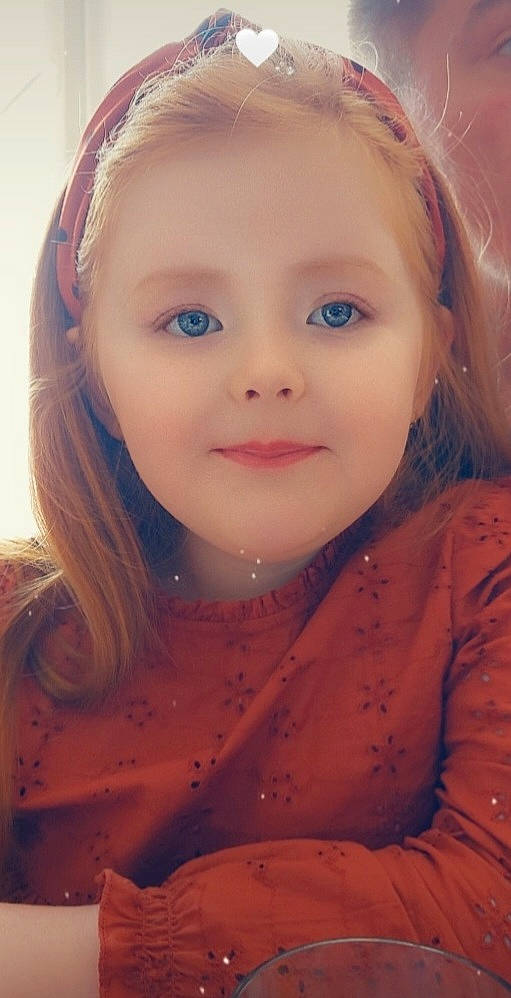 Léana participe au concours pour gagner de l'argent avec cette photo : cheek, chin, ear, eyebrow, eyelash, face, flash_photography, forehead, happy, iris, jaw, lip, long_hair, mouth, neck, nose, organ, person, skin, smile