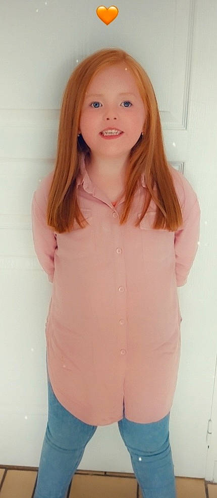 Léana a rejoint le concours — aidez-le/la à gagner de superbes lots ! abdomen, chest, eye, eyebrow, eyelash, hair, head, lip, neck, outerwear, person, pink, shoulder, skin, sleeve, smile, stomach, t_shirt, thigh, trunk