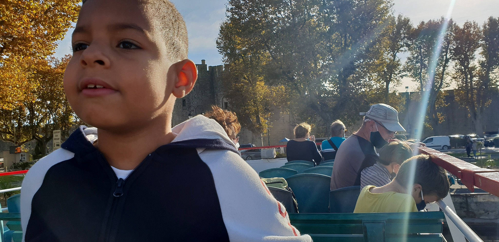 Léandre a rejoint le concours — aidez-le/la à gagner de superbes lots ! baseball_cap, cap, event, eyewear, fun, grass, happy, headwear, leaf, leisure, morning, person, recreation, sky, spring, sun_hat, t_shirt, toddler, tourism, travel