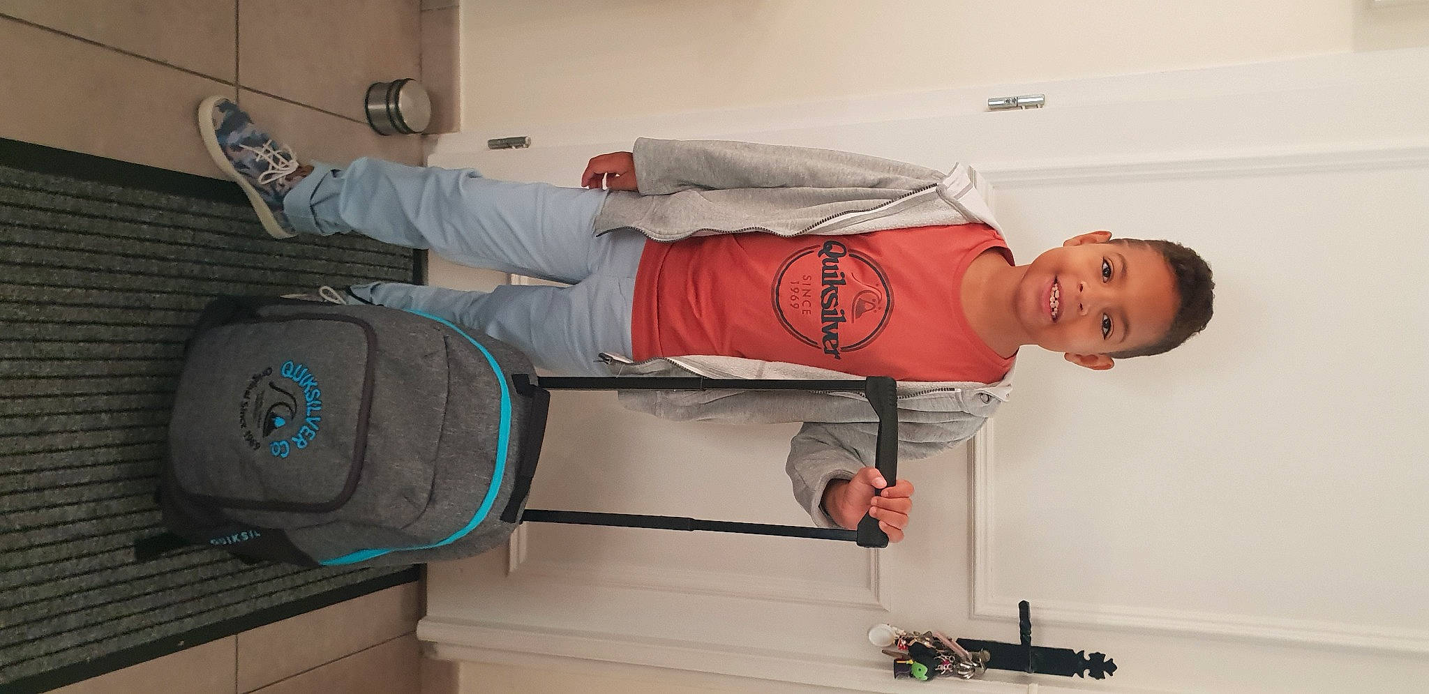 Léandre a rejoint le concours — aidez-le/la à gagner de superbes lots ! comfort, elbow, gas, human_leg, joint, joy, knee, machine, mechanical_fan, outdoor_shoe, person, room, sleeve, smile, sneakers, sportswear, standing, sweatpant, t_shirt, walking_shoe