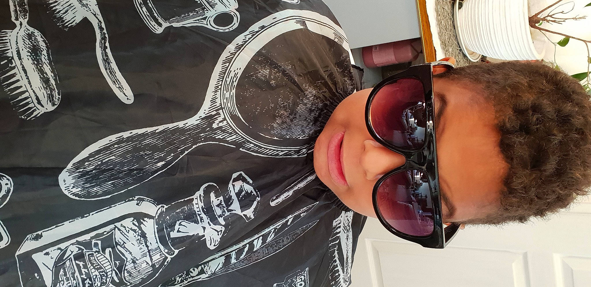 Léandre a rejoint le concours — aidez-le/la à gagner de superbes lots ! audio_equipment, black_hair, cool, elbow, eyewear, fashion_accessory, flash_photography, fun, goggles, hat, headgear, human_leg, jewellery, muscle, neck, person, personal_protective_equipment, sleeve, sunglasses, vision_care