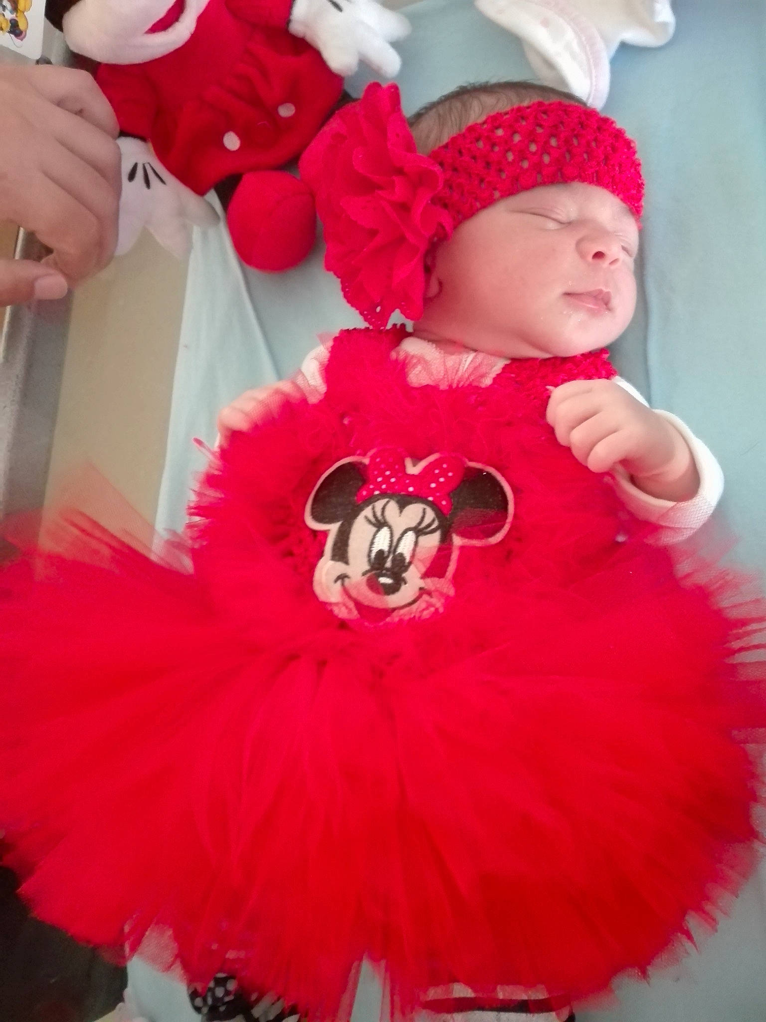 Marwa a rejoint le concours — aidez-le/la à gagner de superbes lots ! baby, baby_toddler_clothing, ballet_tutu, child, costume, costume_hat, event, fashion_accessory, feather_boa, fictional_character, fur, fur_clothing, headwear, magenta, peach, person, pink, red, sleeve, textile