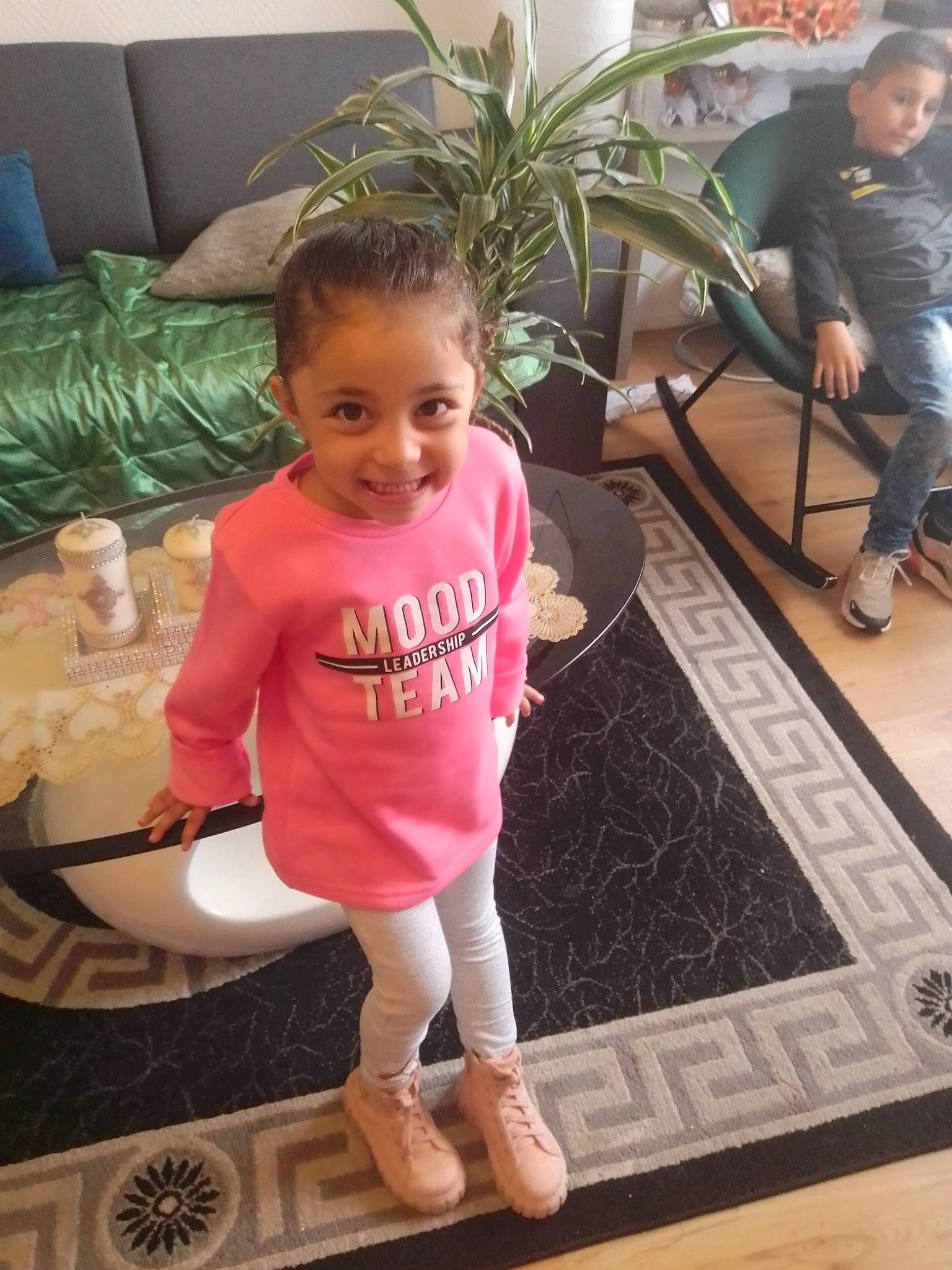 Marwa participe au concours pour gagner de l'argent avec cette photo : baby_toddler_clothing, chair, child, floor, flooring, flowerpot, fun, green, hairstyle, happy, houseplant, joy, leg, leisure, person, plant, shoe, sleeve, smile, sneakers