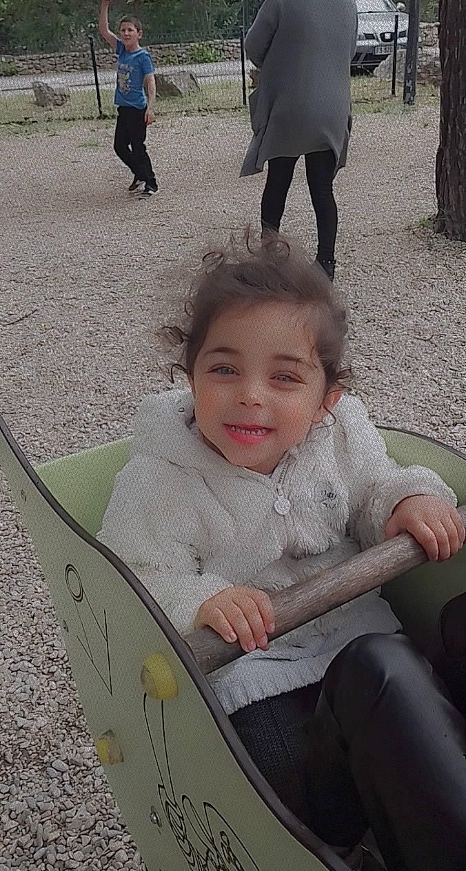 Marwa participe au concours pour gagner de l'argent avec cette photo : baby, child, fun, gesture, grass, happy, joy, lap, leg, leisure, people, person, photograph, product, recreation, sitting, skin, smile, snapshot, toddler