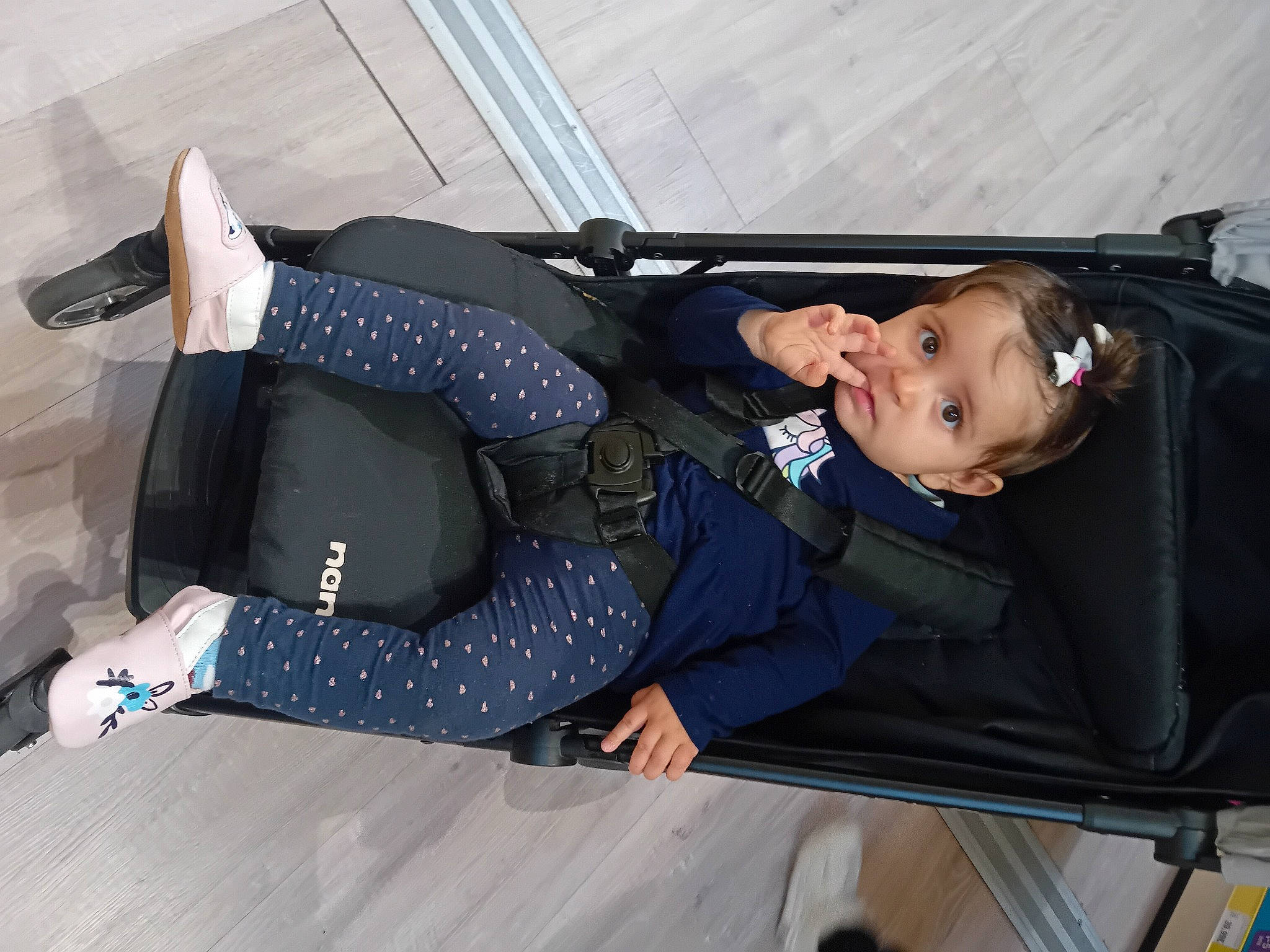 Sonia participe au concours pour gagner de l'argent avec cette photo : baby_products, child, comfort, elbow, electric_blue, fun, knee, leisure, pattern, person, recreation, sitting, sleeve, smile, thigh, toddler