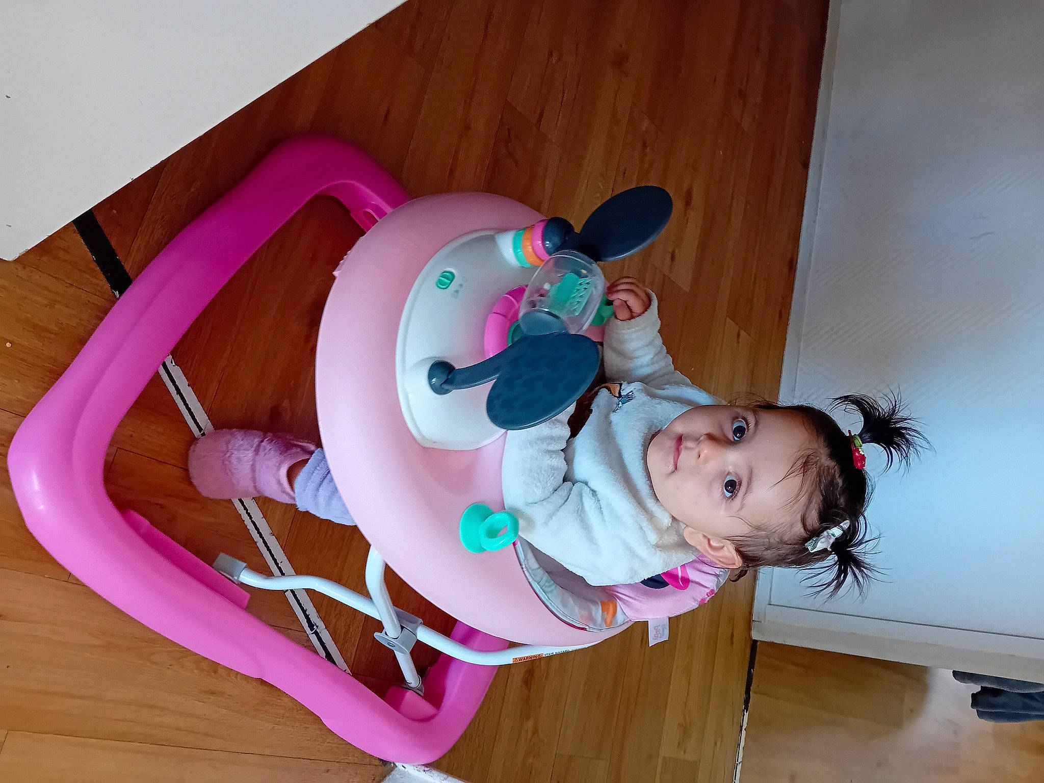 Sonia participe au concours pour gagner de l'argent avec cette photo : baby, baby_products, baby_toddler_clothing, baby_toys, child, circle, fun, happy, hardwood, magenta, person, pink, room, toddler, toy, wood