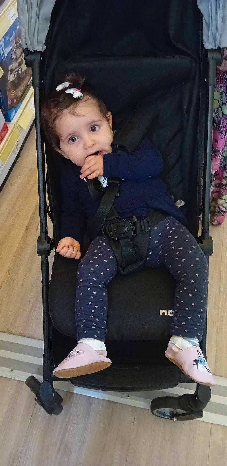 Sonia a rejoint le concours — aidez-le/la à gagner de superbes lots ! baby, baby_toddler_clothing, black, chair, comfort, electric_blue, human_leg, joint, knee, leg, pattern, person, photograph, rolling, sitting, sleeve, sock, standing, toddler, white