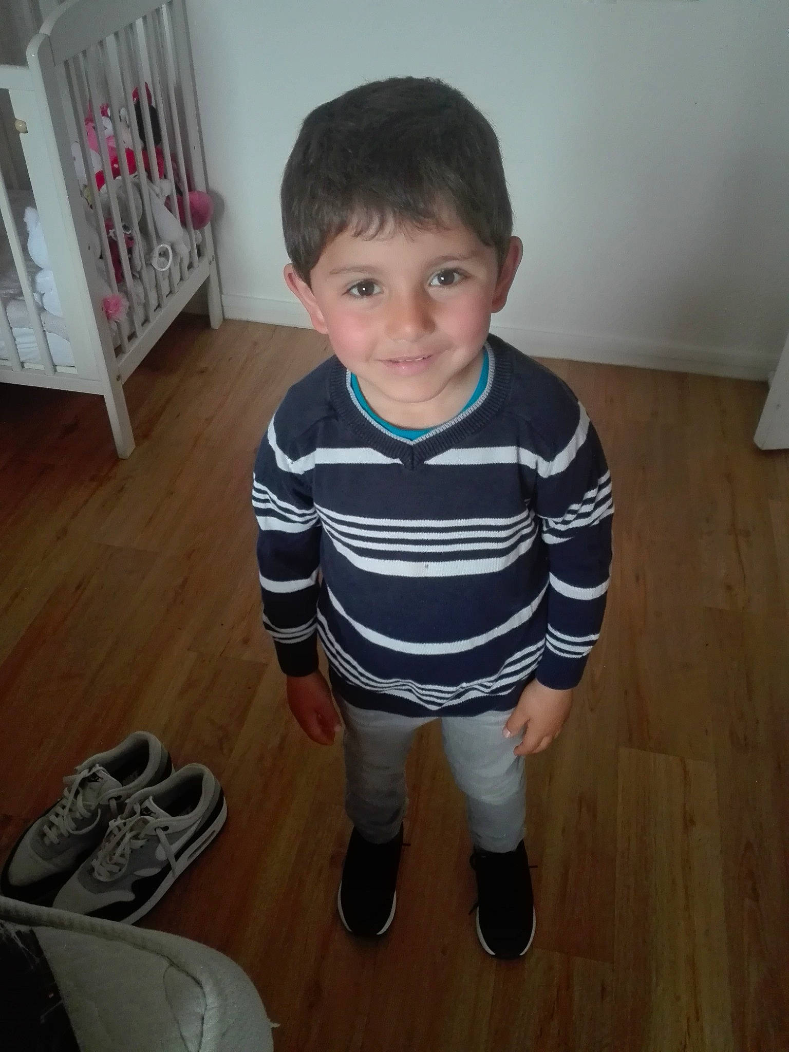 Sofiane a rejoint le concours — aidez-le/la à gagner de superbes lots ! baby_toddler_clothing, cheek, child, cool, floor, flooring, hair, happy, hardwood, joy, long_sleeved_t_shirt, pattern, person, product, sleeve, smile, standing, t_shirt, toddler, walking_shoe