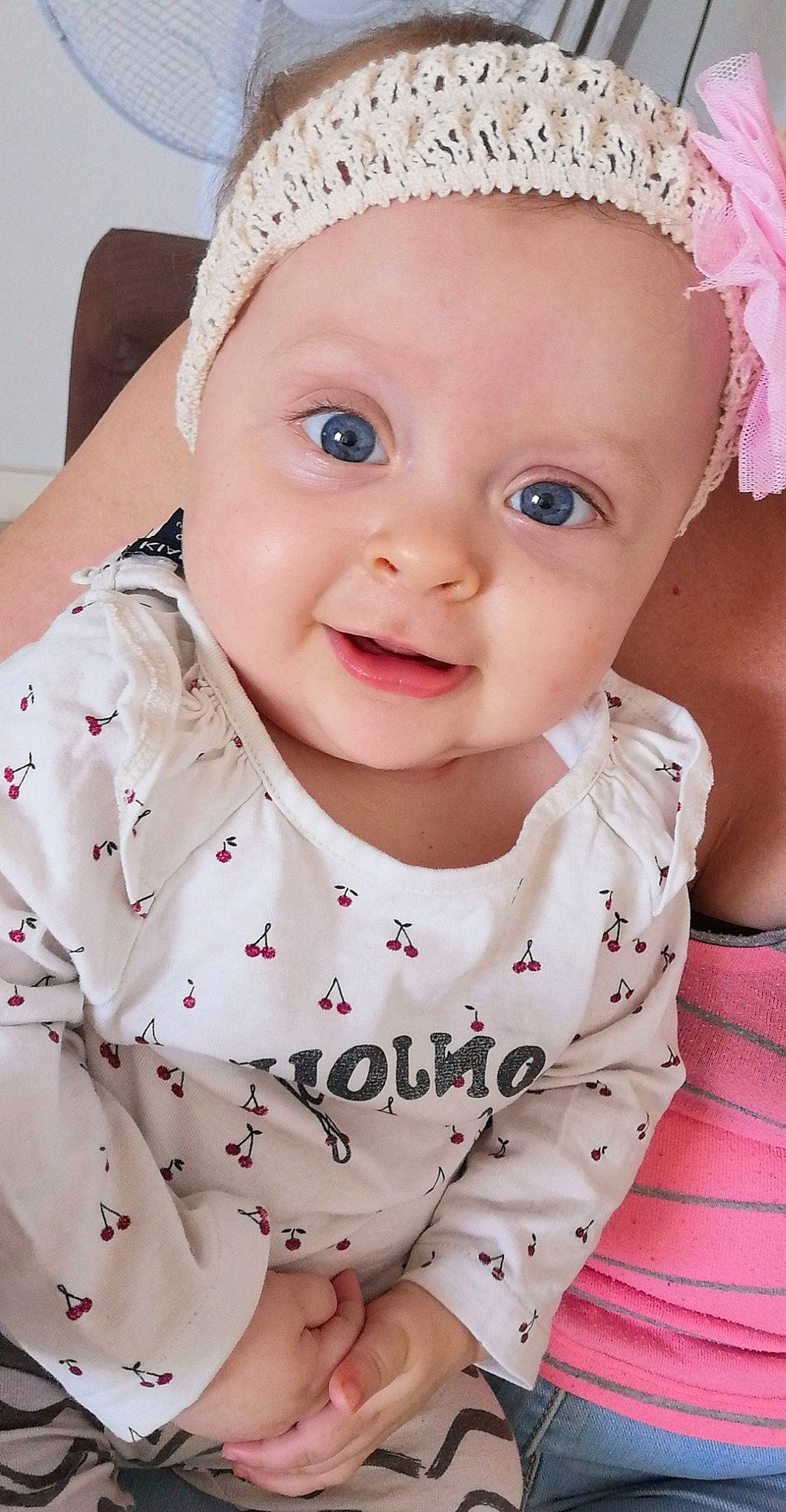 Auxalya a rejoint le concours — aidez-le/la à gagner de superbes lots ! baby, baby_toddler_clothing, cheek, child, child_model, chin, eye, eyebrow, face, forehead, hair_accessory, head, headband, headgear, lip, nose, person, pink, skin, smile