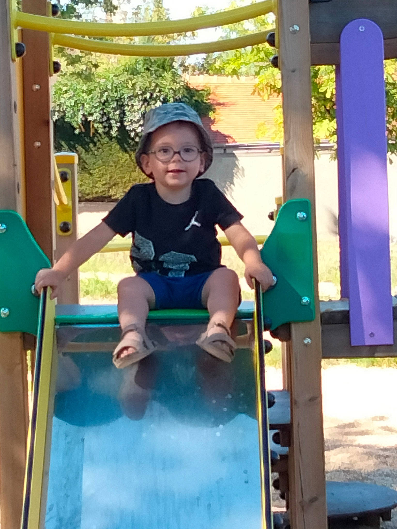Nolan participe au concours pour gagner de l'argent avec cette photo : baby_toddler_clothing, child, chute, city, electric_blue, fun, hat, headwear, joy, leisure, nonbuilding_structure, outdoor_play_equipment, person, play, playground, playground_slide, public_space, recreation, shade, sun_hat