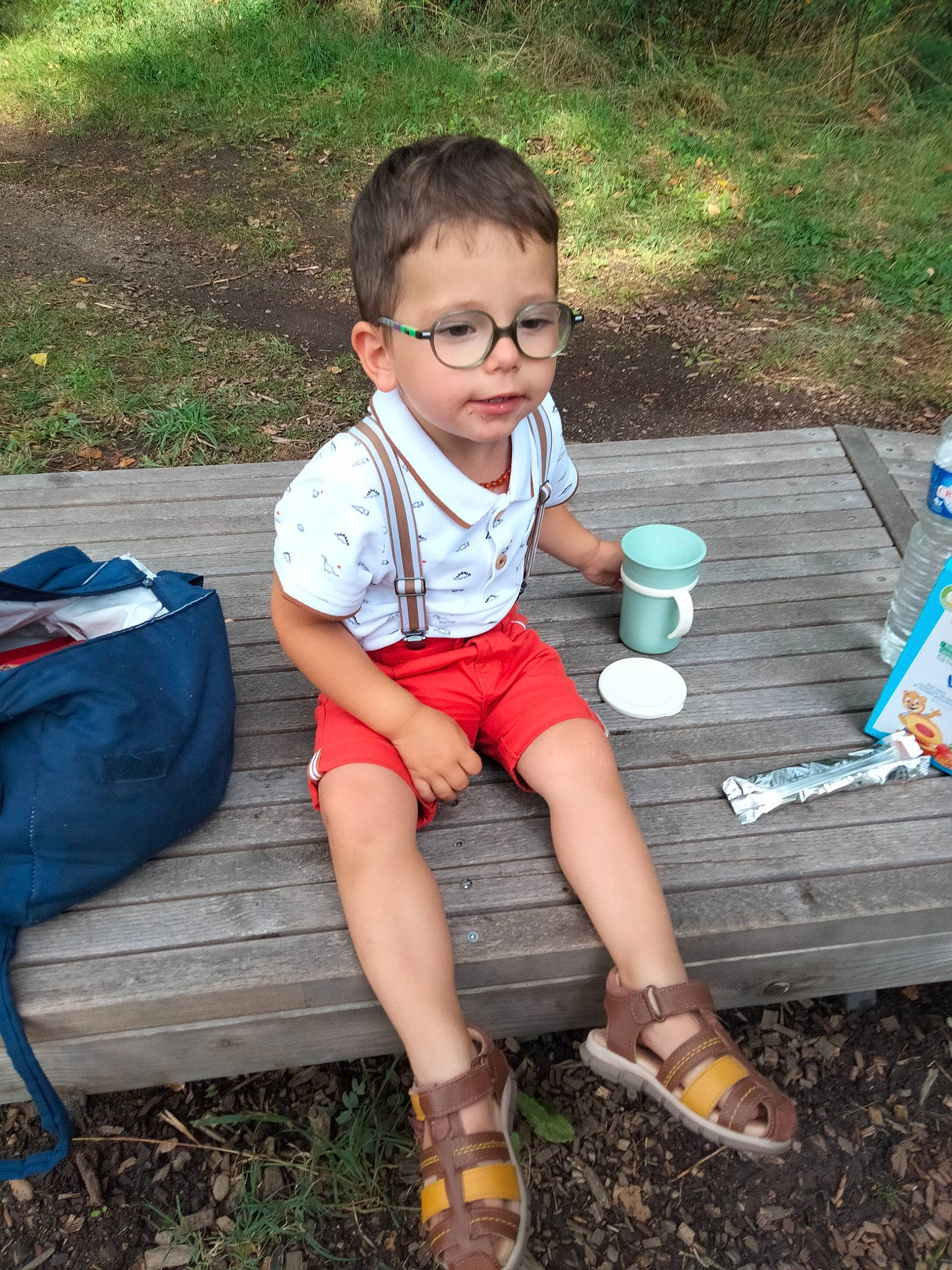 Nolan a rejoint le concours — aidez-le/la à gagner de superbes lots ! adaptation, blue, botany, eyewear, fun, glasses, grass, grass_family, happy, leaf, leisure, mammal, nature, people_in_nature, person, plant, shorts, sneakers, summer, toddler