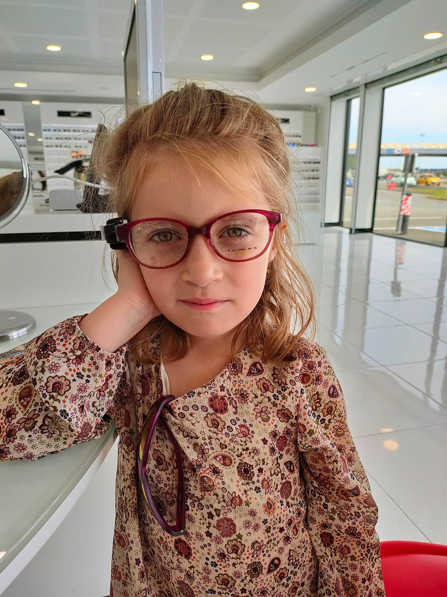 Kloe participe au concours pour gagner de l'argent avec cette photo : cool, dress_shirt, eyewear, face, fashion, fashion_design, fun, glasses, goggles, hairstyle, happy, joint, lip, neck, person, shoulder, skin, sleeve, street_fashion, t_shirt