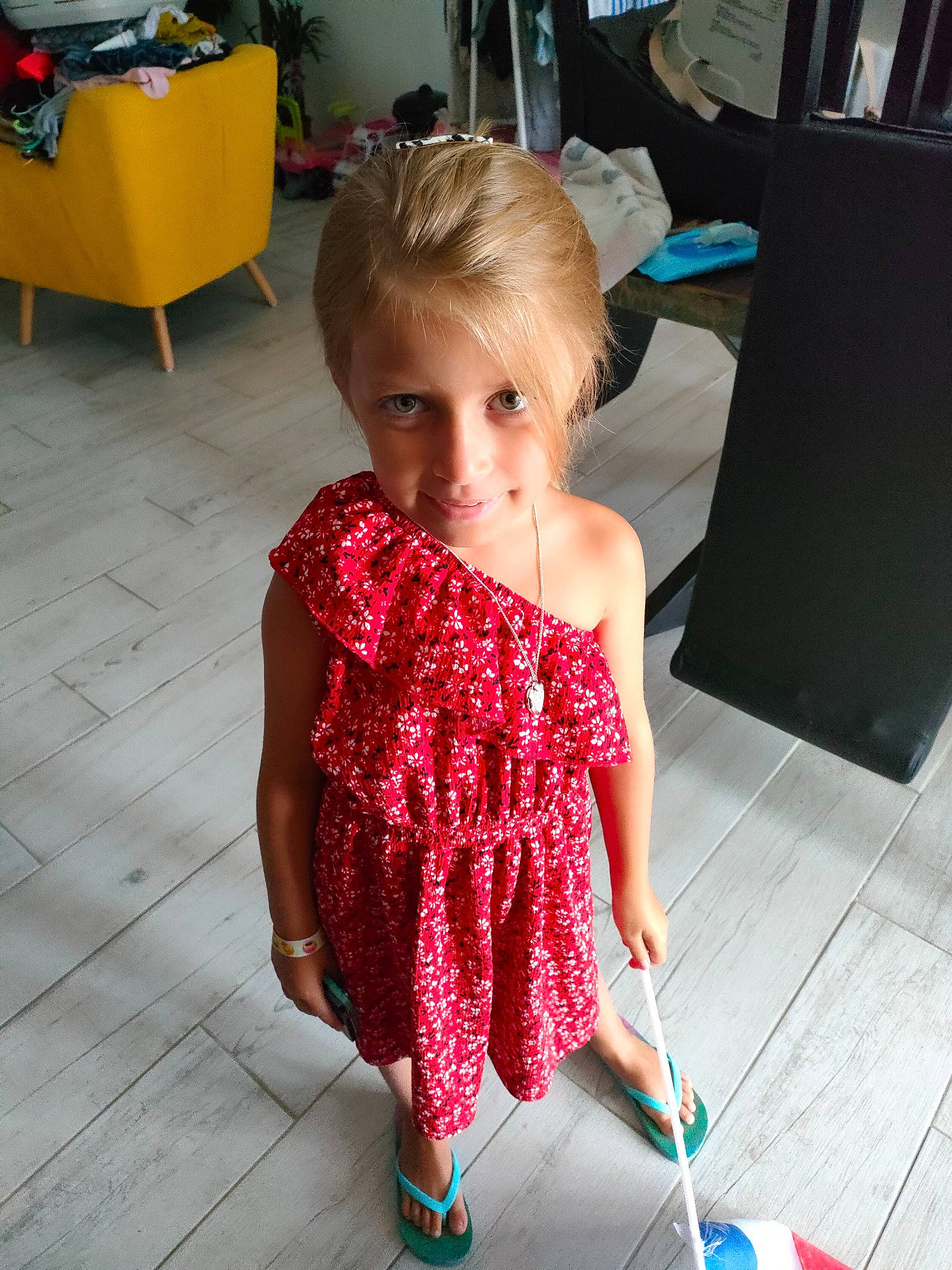 Kloe a rejoint le concours — aidez-le/la à gagner de superbes lots ! baby_toddler_clothing, chair, dress, fashion_design, floor, flooring, fun, happy, human_leg, joint, magenta, one_piece_garment, pattern, person, photograph, shoulder, sleeve, thigh, toddler, trunk