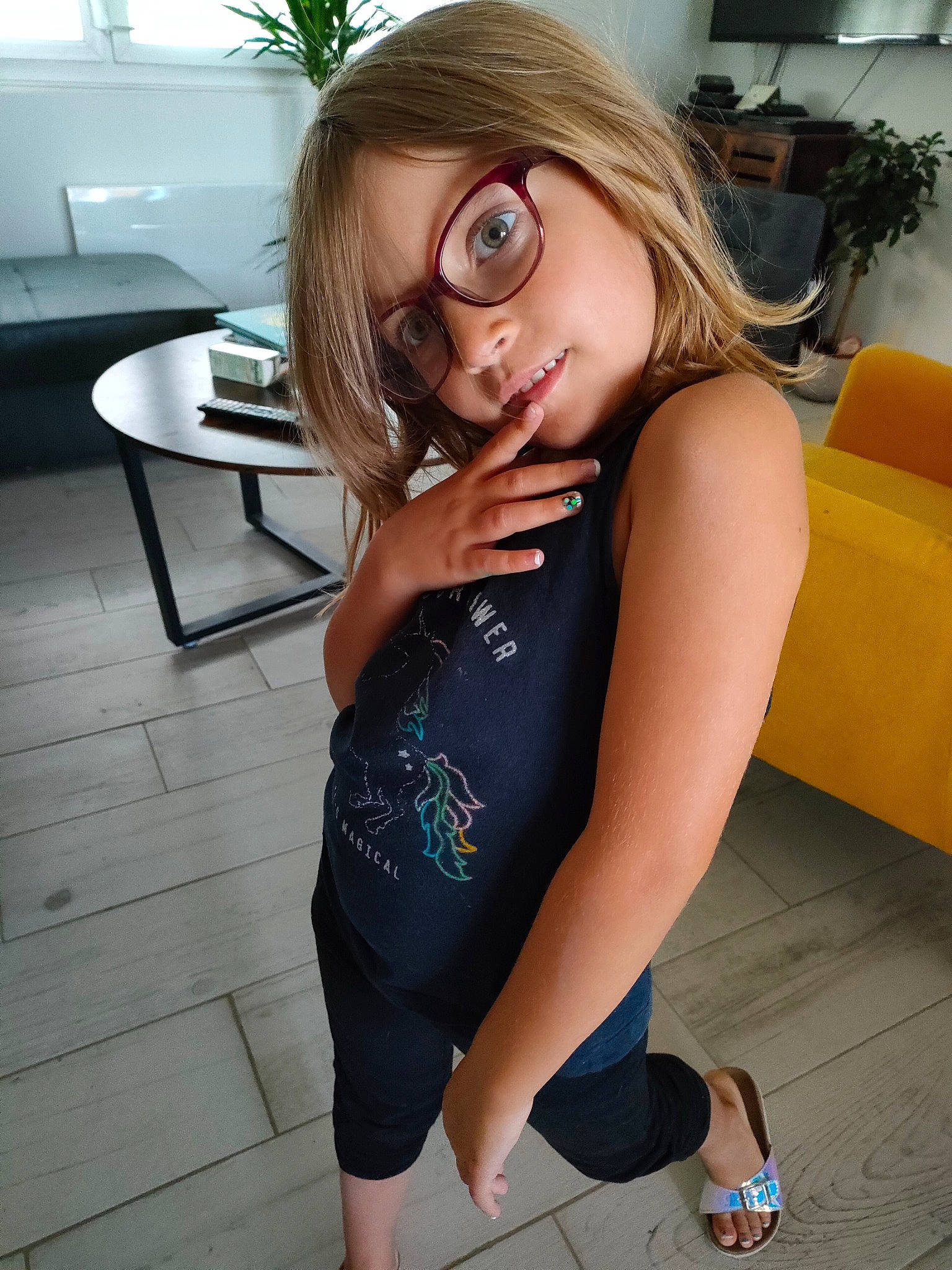 Kloe a rejoint le concours — aidez-le/la à gagner de superbes lots ! cool, flash_photography, floor, glasses, hair, hairstyle, happy, houseplant, joint, knee, leg, person, plant, shoulder, skin, sleeve, smile, thigh, vision_care, waist