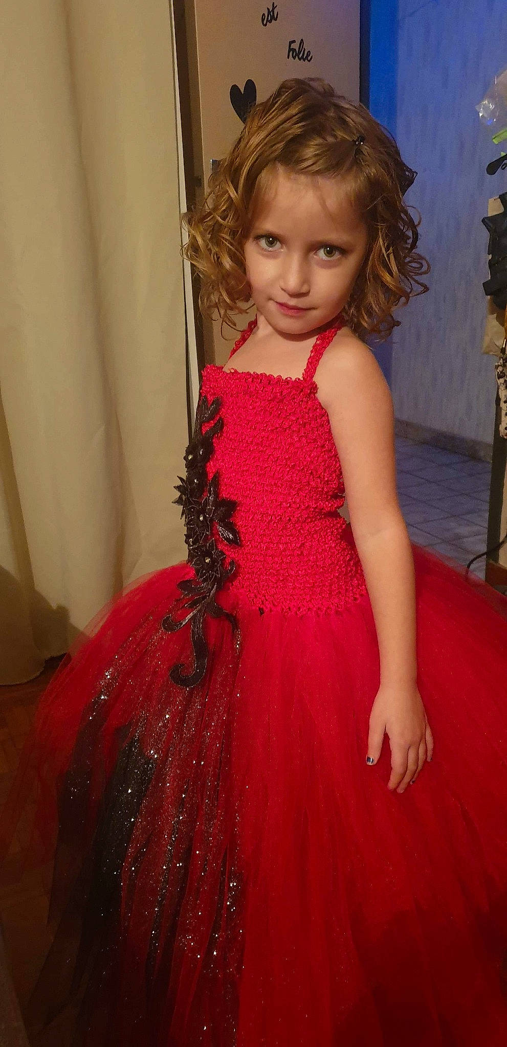 Kloe a rejoint le concours — aidez-le/la à gagner de superbes lots ! bridal_party_dress, day_dress, dress, eye, fashion, flooring, gown, hair, hairstyle, head, iris, joint, neck, one_piece_garment, person, pink, shoulder, skin, strapless_dress, textile