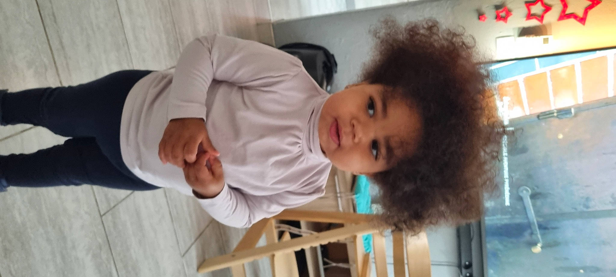 Ayleen a rejoint le concours — aidez-le/la à gagner de superbes lots ! afro, baby, baby_toddler_clothing, chair, child, comfort, fun, gesture, nose, person, ringlet, room, sleeve, t_shirt, toddler, wig