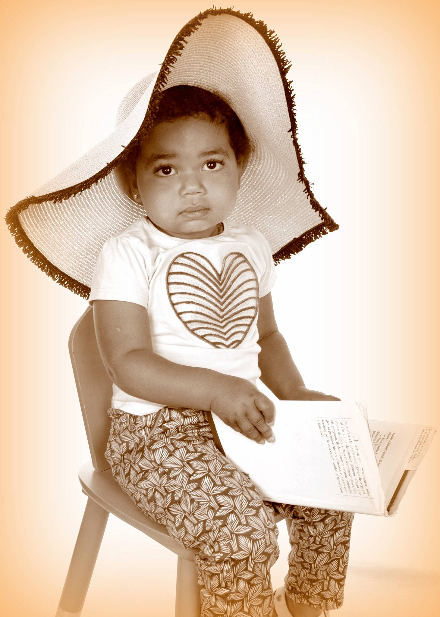 Ayleen a rejoint le concours — aidez-le/la à gagner de superbes lots ! cap, child, elbow, flash_photography, happy, human_body, human_leg, joint, knee, monochrome, monochrome_photography, organ, pattern, person, shorts, sitting, sleeve, style, t_shirt, thigh