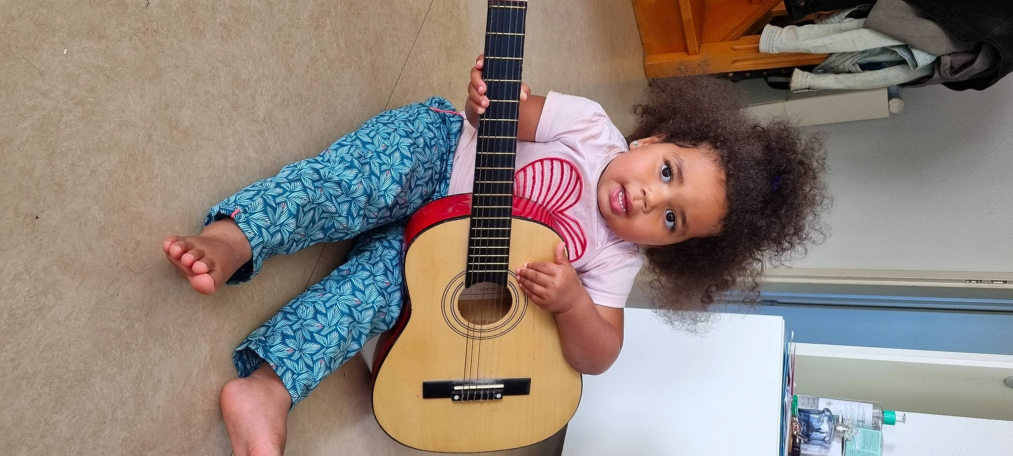 Ayleen a rejoint le concours — aidez-le/la à gagner de superbes lots ! eyelash, finger, fun, gesture, guitar, guitar_accessory, happy, leisure, music, musical_instrument, musical_instrument_accessory, musician, nail, neck, person, plucked_string_instruments, string_instrument, string_instrument_accessory, thigh, wood