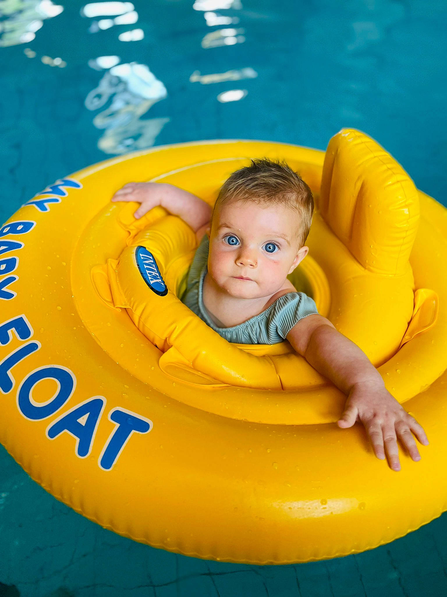 Louise participe au concours pour gagner de l'argent avec cette photo : baby, baby_float, baby_products, baby_toddler_clothing, bathing, child, fun, games, happy, inflatable, leisure, outdoor_recreation, person, personal_protective_equipment, play, recreation, sitting, swimming_pool, toddler, water
