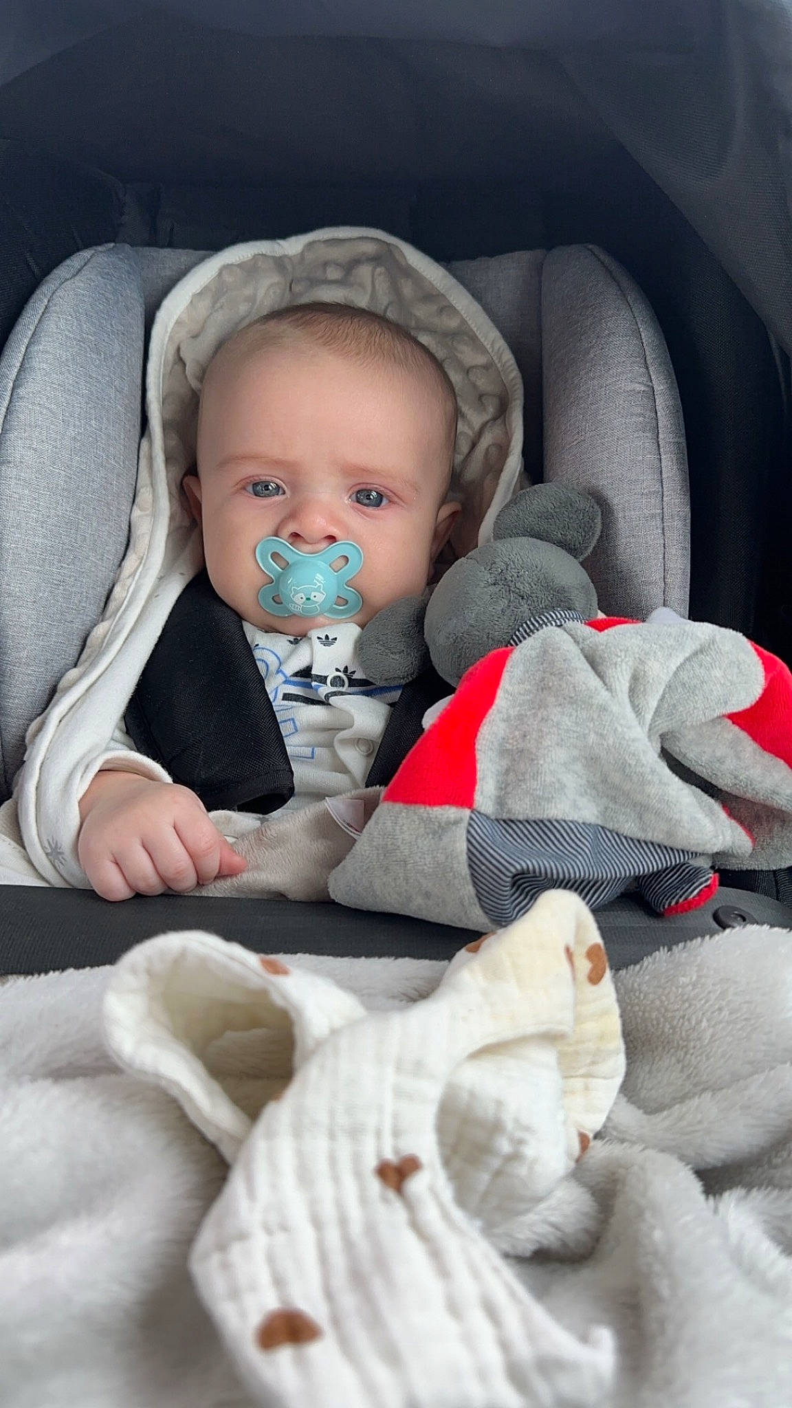 Yliano a rejoint le concours — aidez-le/la à gagner de superbes lots ! auto_part, baby, baby_carriage, baby_in_car_seat, baby_products, baby_safety, baby_toddler_clothing, car_seat, car_seat_cover, cheek, child, comfort, family_car, linens, person, sitting, skin, textile, toddler, vehicle_door