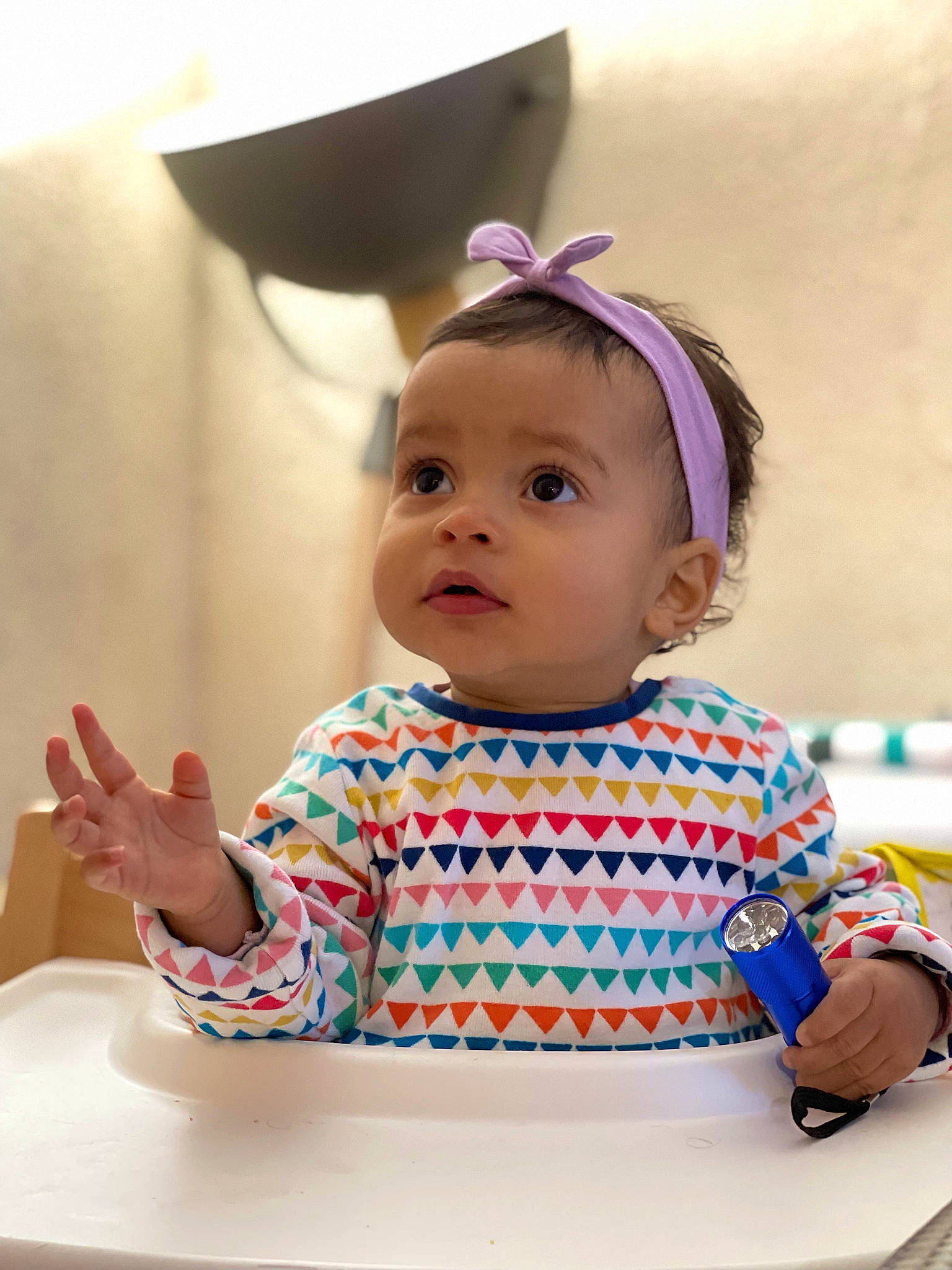 Kiara a rejoint le concours — aidez-le/la à gagner de superbes lots ! baby, baby_toddler_clothing, birthday, chair, child, dress, event, fashion_accessory, fun, happy, party, party_supply, pattern, person, pink, sitting, sleeve, sweetness, t_shirt, table