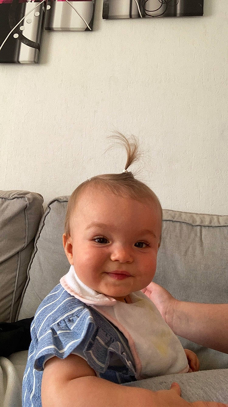 Nalya a rejoint le concours — aidez-le/la à gagner de superbes lots ! baby, baby_toddler_clothing, chair, cheek, chest, comfort, couch, ear, eyebrow, eyelash, face, fashion_accessory, flash_photography, forehead, happy, joy, nose, person, room, sitting