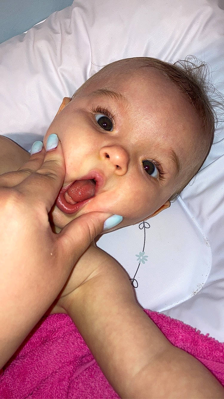 Nalya participe au concours pour gagner de l'argent avec cette photo : baby, baby_toddler_clothing, cheek, close_up, comfort, ear, eyebrow, eyelash, finger, gesture, happy, lip, mouth, nail, neck, nose, person, skin, smile, thumb