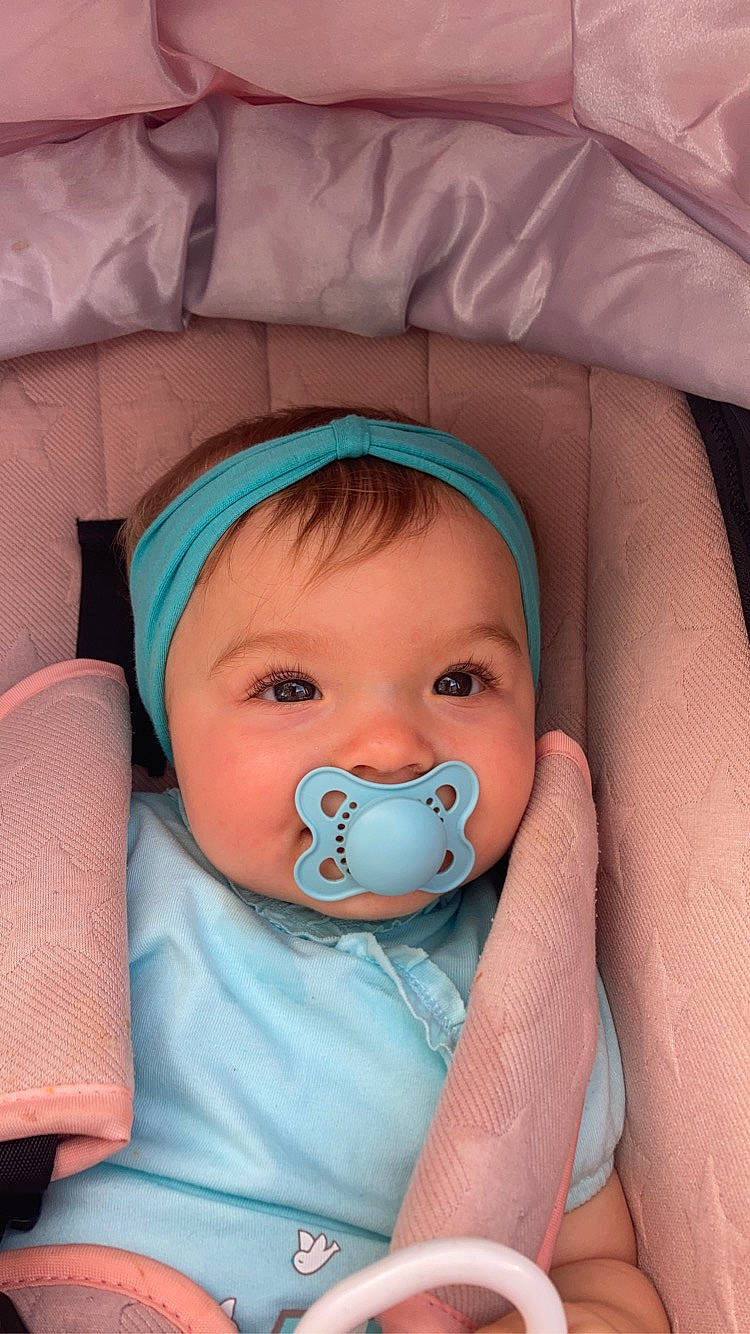 Nalya a rejoint le concours — aidez-le/la à gagner de superbes lots ! baby, baby_carriage, baby_products, baby_safety, baby_sleeping, baby_toddler_clothing, cheek, child, comfort, finger, linens, mouth, person, room, sitting, skin, thumb, toddler