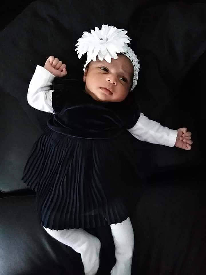 Chloé participe au concours pour gagner de l'argent avec cette photo : child, costume, girl, hair_accessory, headgear, headpiece, headwear, material, outerwear, person, smile