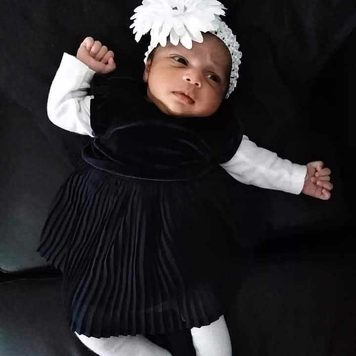 Chloé participe au concours pour gagner de l'argent avec cette photo : child, costume, girl, hair_accessory, headgear, headpiece, headwear, material, outerwear, person, smile