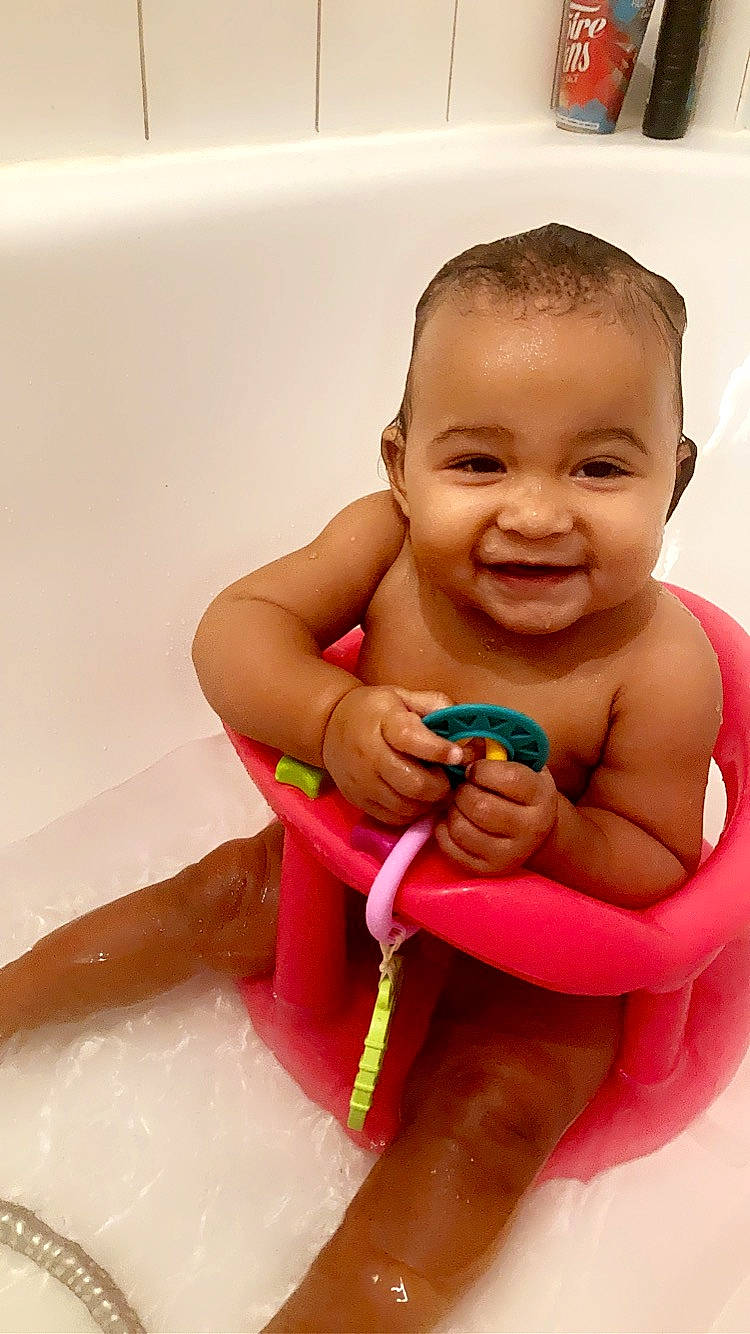 Talhïa a rejoint le concours — aidez-le/la à gagner de superbes lots ! baby_bathing, bathing, bathroom, bathtub, cheek, chest, face, finger, hand, happy, human_body, joint, joy, mouth, nose, person, plumbing_fixture, skin, smile, stomach