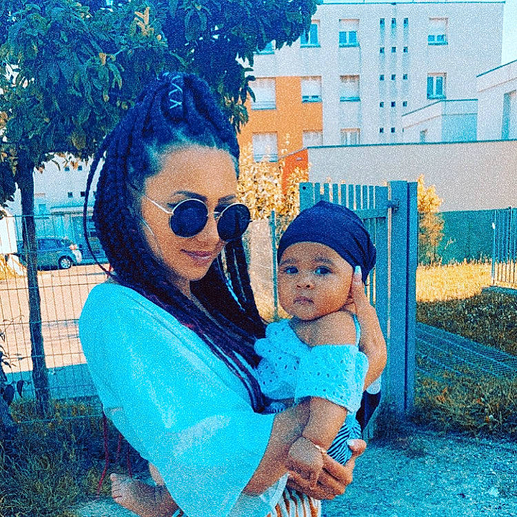 Talhïa a rejoint le concours — aidez-le/la à gagner de superbes lots ! aqua, azure, baby_toddler_clothing, blue, building, cap, electric_blue, eyewear, fun, goggles, happy, hat, headwear, interaction, leisure, person, plant, summer, sunglasses, toddler