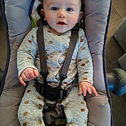 Kaëzyo participe au concours pour gagner de l'argent avec cette photo : baby, child, onesie, baby_seat, harness, blue_eyes, drool, cozy, patterned_clothing, infant, cute, indoor, soft_fabric, seat, child_safety, person, face, hand, footwear, floor