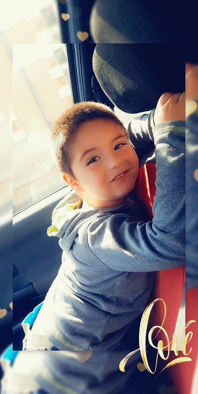 Nolhan a rejoint le concours — aidez-le/la à gagner de superbes lots ! auto_part, automotive_design, black_hair, car_seat, child, cloud, cool, facial_expression, finger, flash_photography, fun, gesture, hand, happy, head, joy, person, smile, t_shirt, toddler