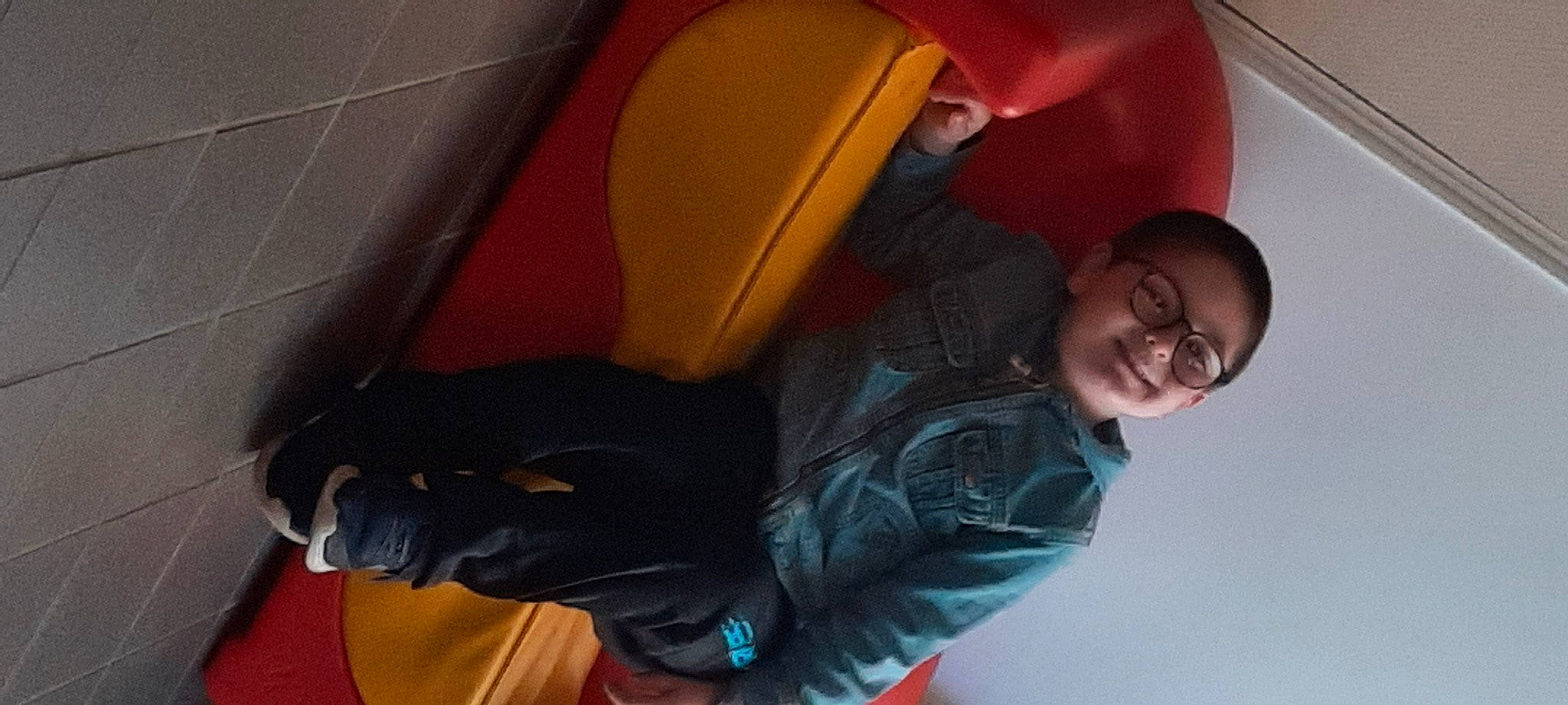 Nolhan participe au concours pour gagner de l'argent avec cette photo : auto_part, automotive_design, automotive_exterior, car_seat, child, comfort, elbow, eyewear, family_car, fashion_accessory, fun, glasses, joy, luxury_vehicle, person, personal_protective_equipment, room, sitting, smile, vehicle_door