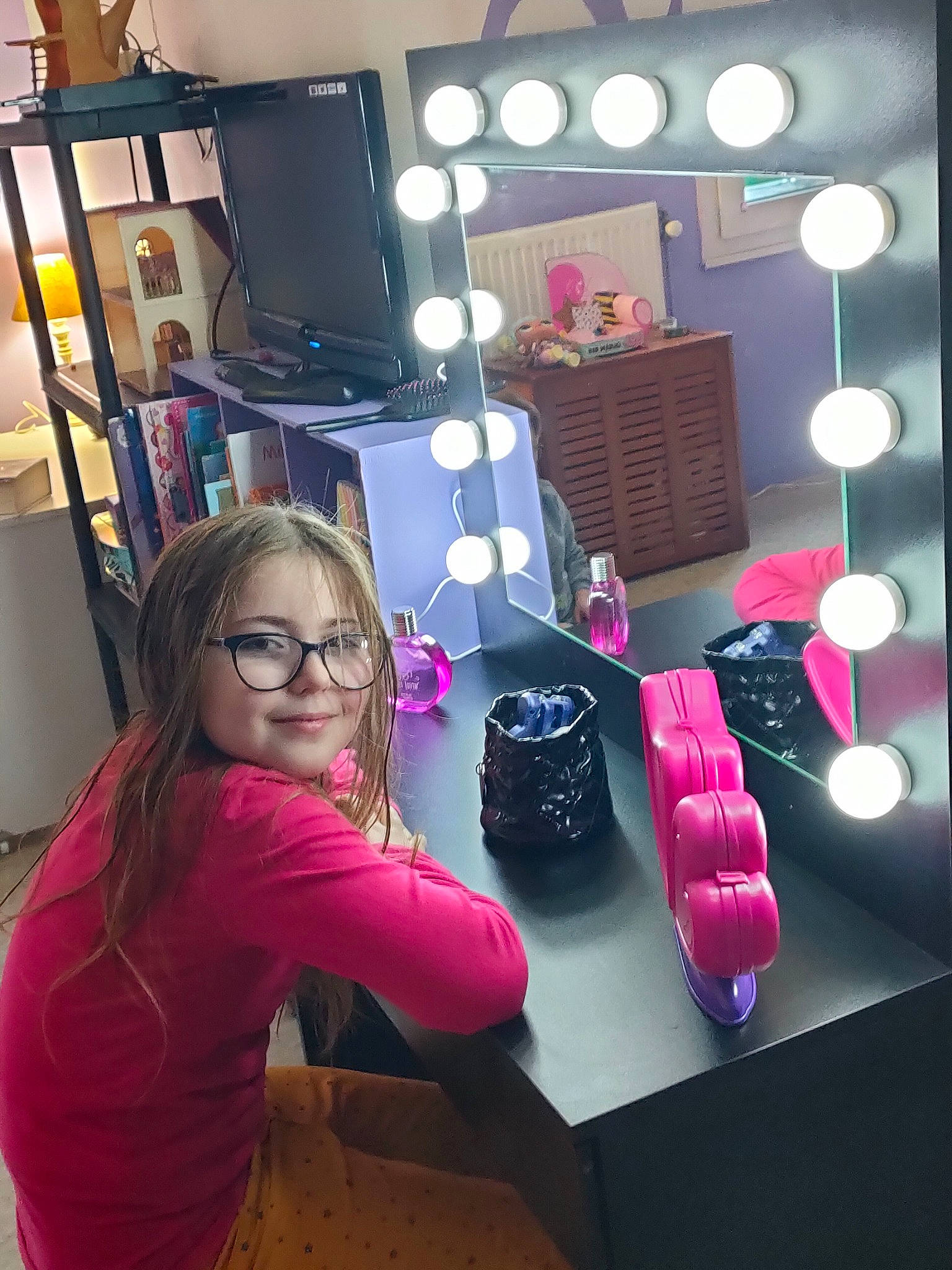Jade participe au concours pour gagner de l'argent avec cette photo : automotive_design, event, eyewear, fashion_design, flooring, fun, home_appliance, interior_design, joy, lamp, lighting, luggage_and_bags, magenta, person, pink, purple, room, selfie, shelf, shelving
