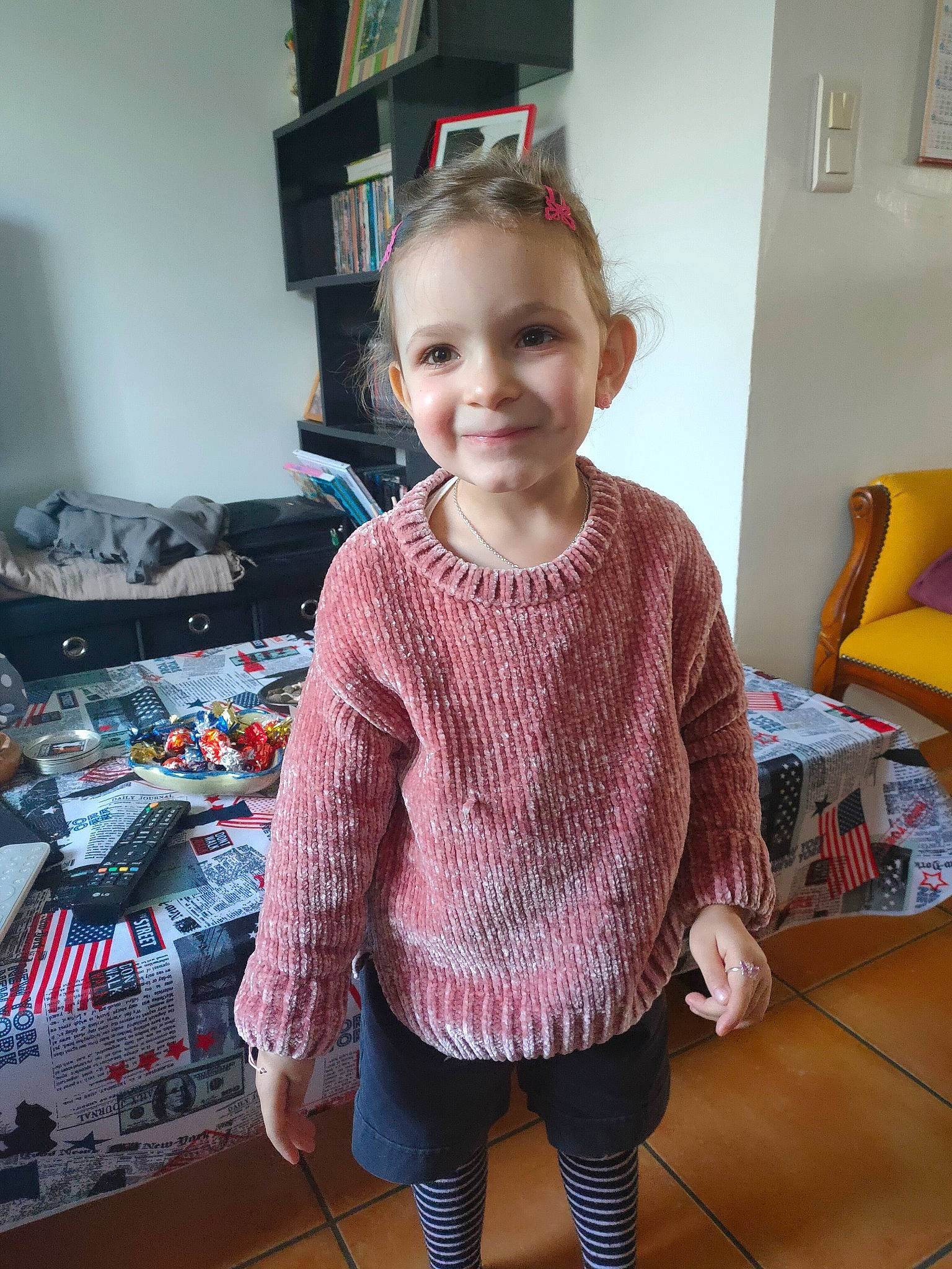 Mélyne a rejoint le concours — aidez-le/la à gagner de superbes lots ! art, child, clothing, face, head, joint, joy, knitting, outerwear, pattern, person, pink, room, shoulder, sleeve, sweater, t_shirt, textile, toddler, top