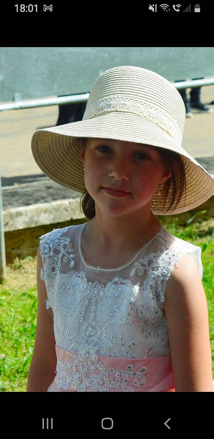 Mathilde a rejoint le concours — aidez-le/la à gagner de superbes lots ! beauty, chin, cool, day_dress, embellishment, eye, face, fun, grass, hair, happy, hat, headgear, headwear, lip, neck, person, photograph, skin, summer