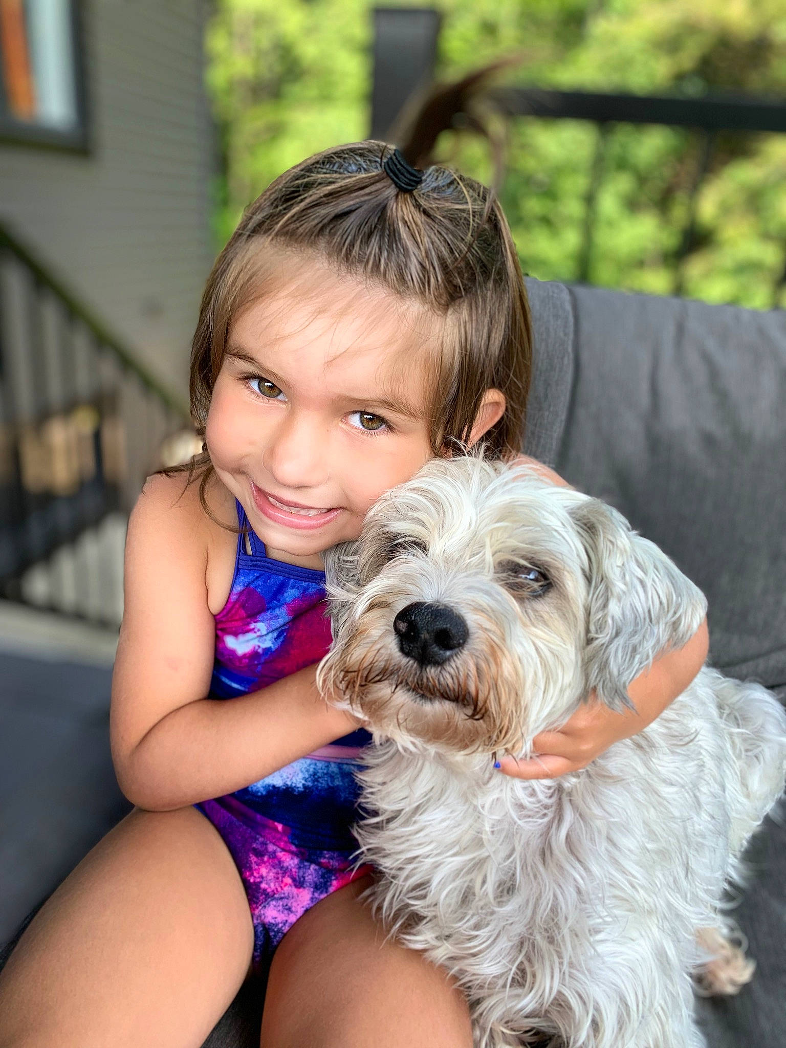 Victoria a rejoint le concours — aidez-le/la à gagner de superbes lots ! blond, canidae, carnivore, child, companion_dog, dog, dog_breed, eyewear, fun, happy, joy, leg, long_hair, person, picture_frame, sitting, small_terrier, smile, sporting_group, terrier