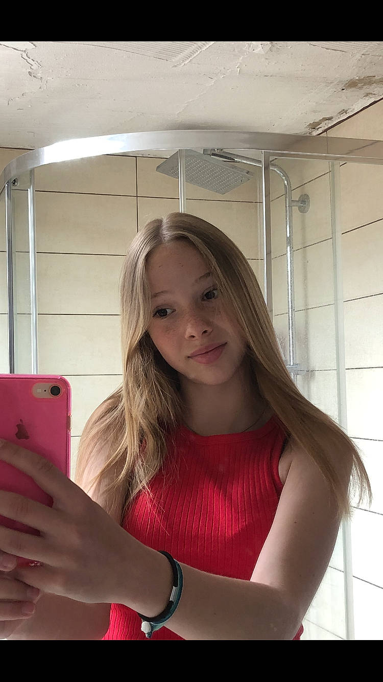 Jade a rejoint le concours — aidez-le/la à gagner de superbes lots ! abdomen, blond, elbow, gesture, human_leg, joint, lip, long_hair, material_property, muscle, nail, neck, person, shoulder, skin, thigh, thumb, trunk, waist, watch