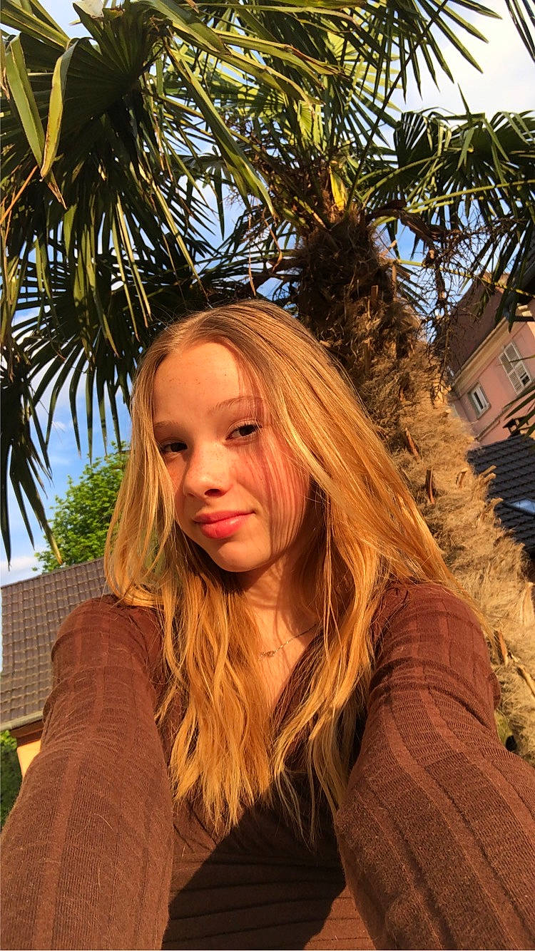 Jade a rejoint le concours — aidez-le/la à gagner de superbes lots ! arecales, brown_hair, cool, fawn, flash_photography, fun, grass, happy, jewellery, layered_hair, leisure, lip, long_hair, people_in_nature, person, skin, sky, smile, sunlight, surfer_hair