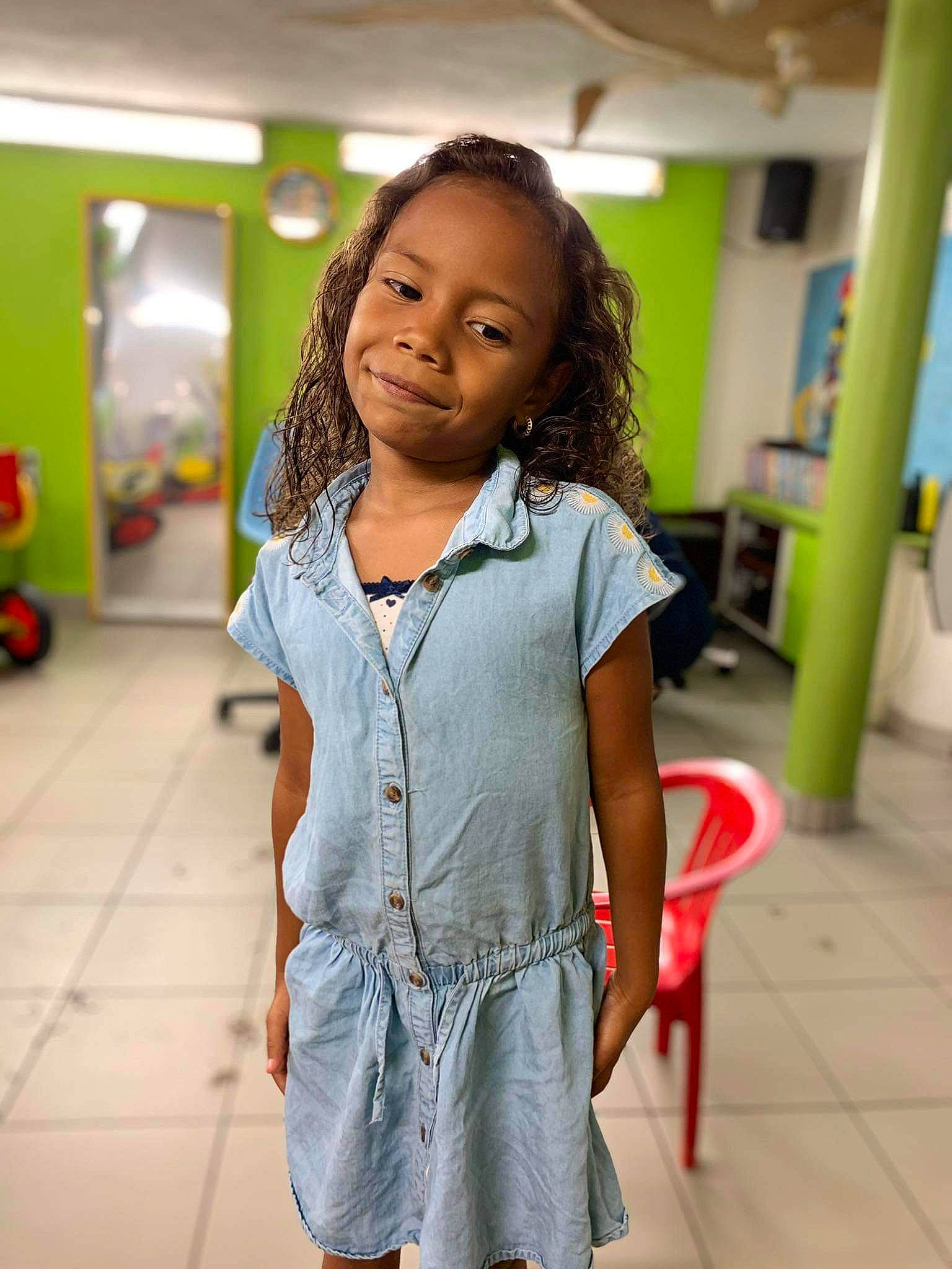 Anaëlle participe au concours pour gagner de l'argent avec cette photo : baby_toddler_clothing, black_hair, button, child, denim, fashion_design, flooring, fun, hair, happy, joy, leisure, pattern, person, room, shorts, skin, sleeve, smile, street_fashion