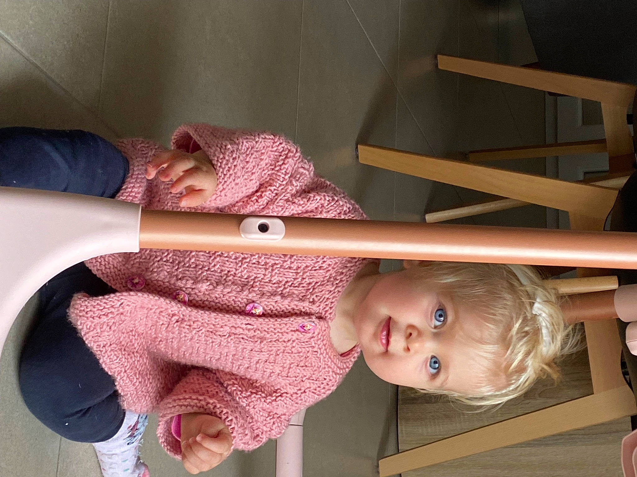 Lina participe au concours pour gagner de l'argent avec cette photo : arm, baby, baby_toddler_clothing, beauty, child, dress, finger, glasses, headgear, line, magenta, nail, pattern, person, pink, room, skin, smile, toddler, white