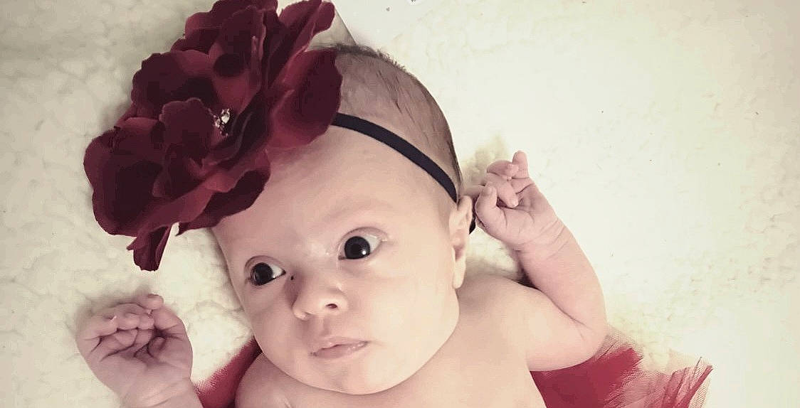 Missy a rejoint le concours — aidez-le/la à gagner de superbes lots ! baby, baby_toddler_clothing, cheek, ear, eye, eyebrow, eyelash, face, flash_photography, gesture, happy, head, headband, headgear, headpiece, iris, lip, person, petal, skin