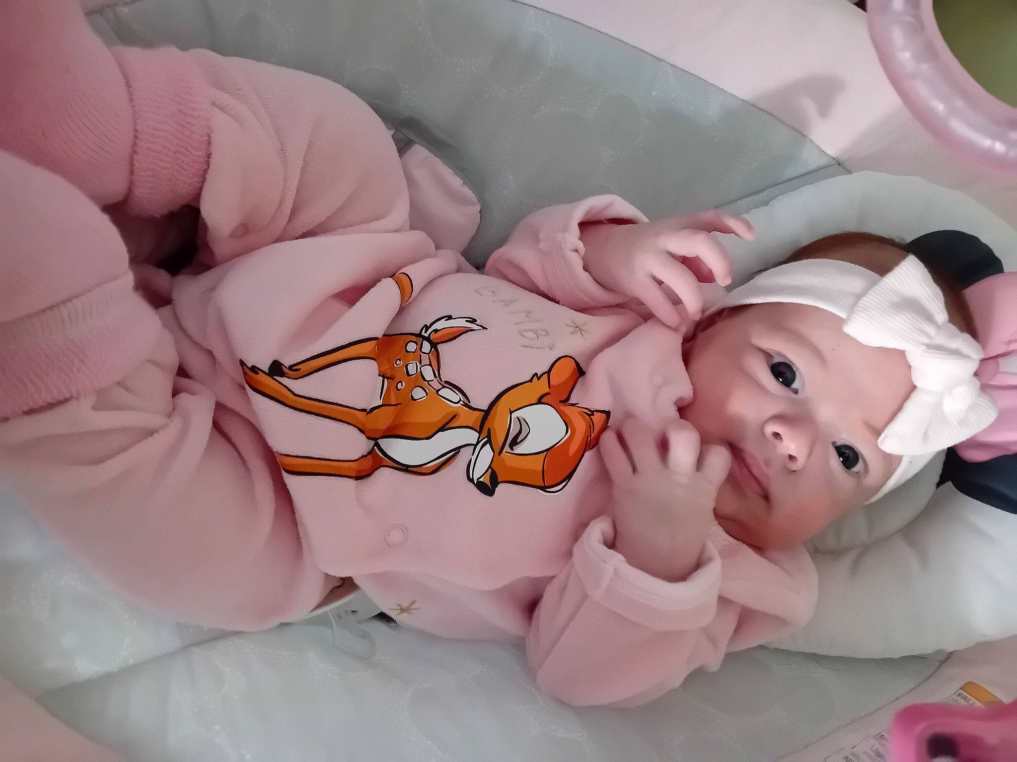 Missy a rejoint le concours — aidez-le/la à gagner de superbes lots ! baby_products, baby_sleeping, baby_toddler_clothing, bed_sheet, bedding, bedtime, child, comfort, fashion_accessory, fictional_character, happy, headwear, linens, peach, person, petal, pink, plush, room, sleeve