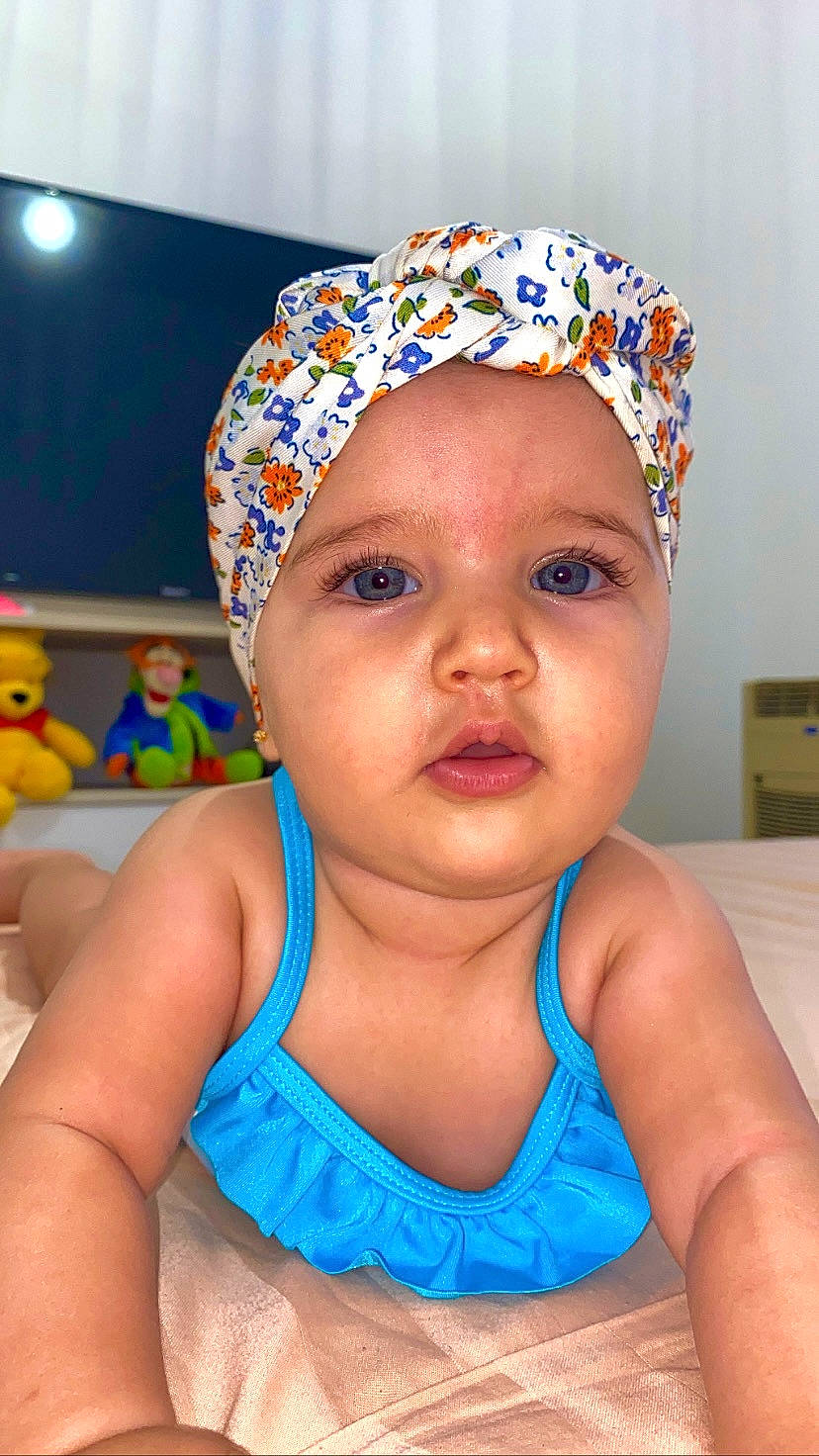 Giulia participe au concours pour gagner de l'argent avec cette photo : azure, baby_toddler_clothing, blurred, cap, cheek, chin, eyebrow, facial_expression, forehead, fun, hairstyle, headgear, headwear, human, iris, lip, mouth, neck, nose, person